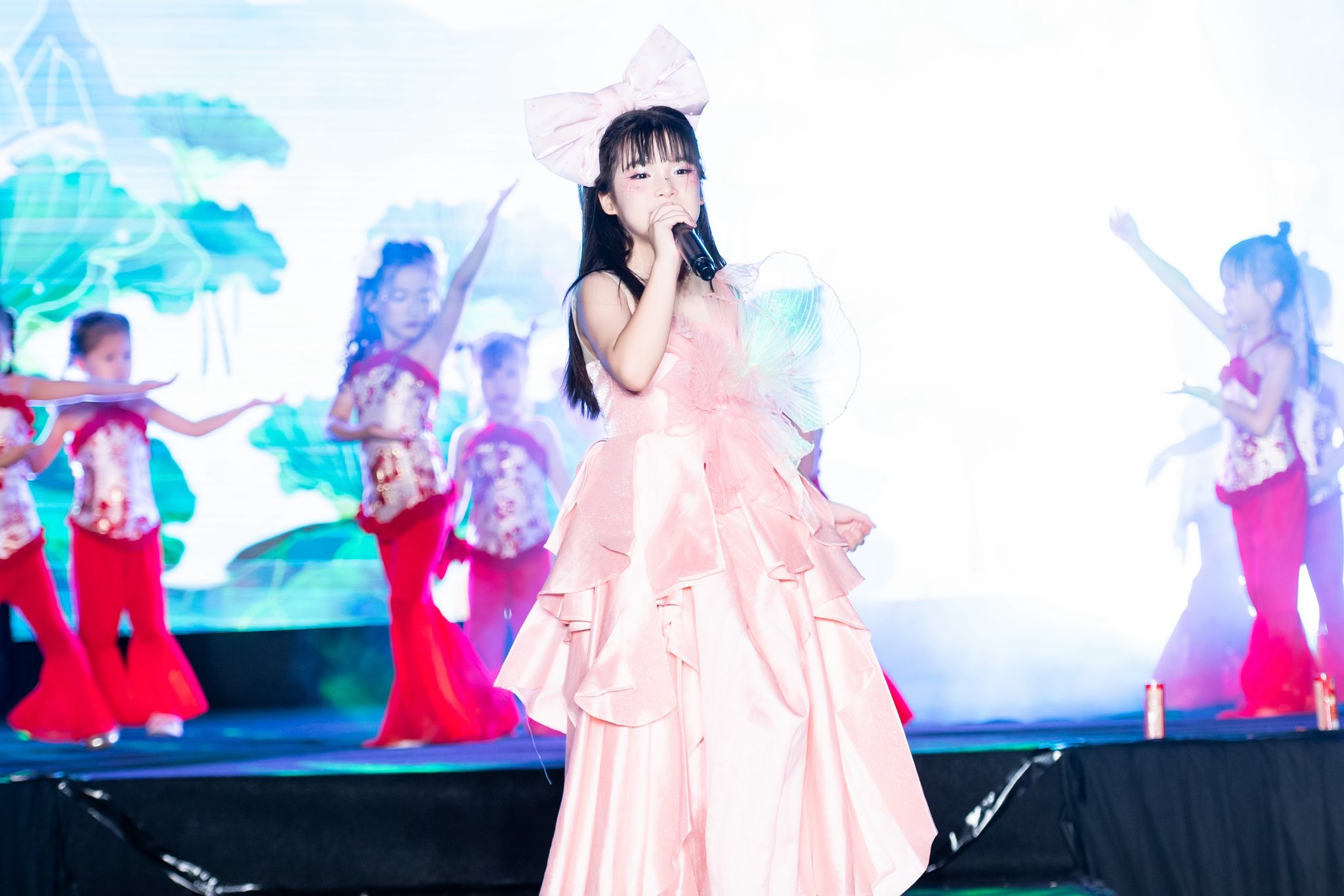 Tài Không Đợi Tuổi: "Hiện Tượng" MC Nhí 8 Tuổi Gây Sốt Với Lối Dẫn Cực Cuốn Hút Tại Làng Chuông