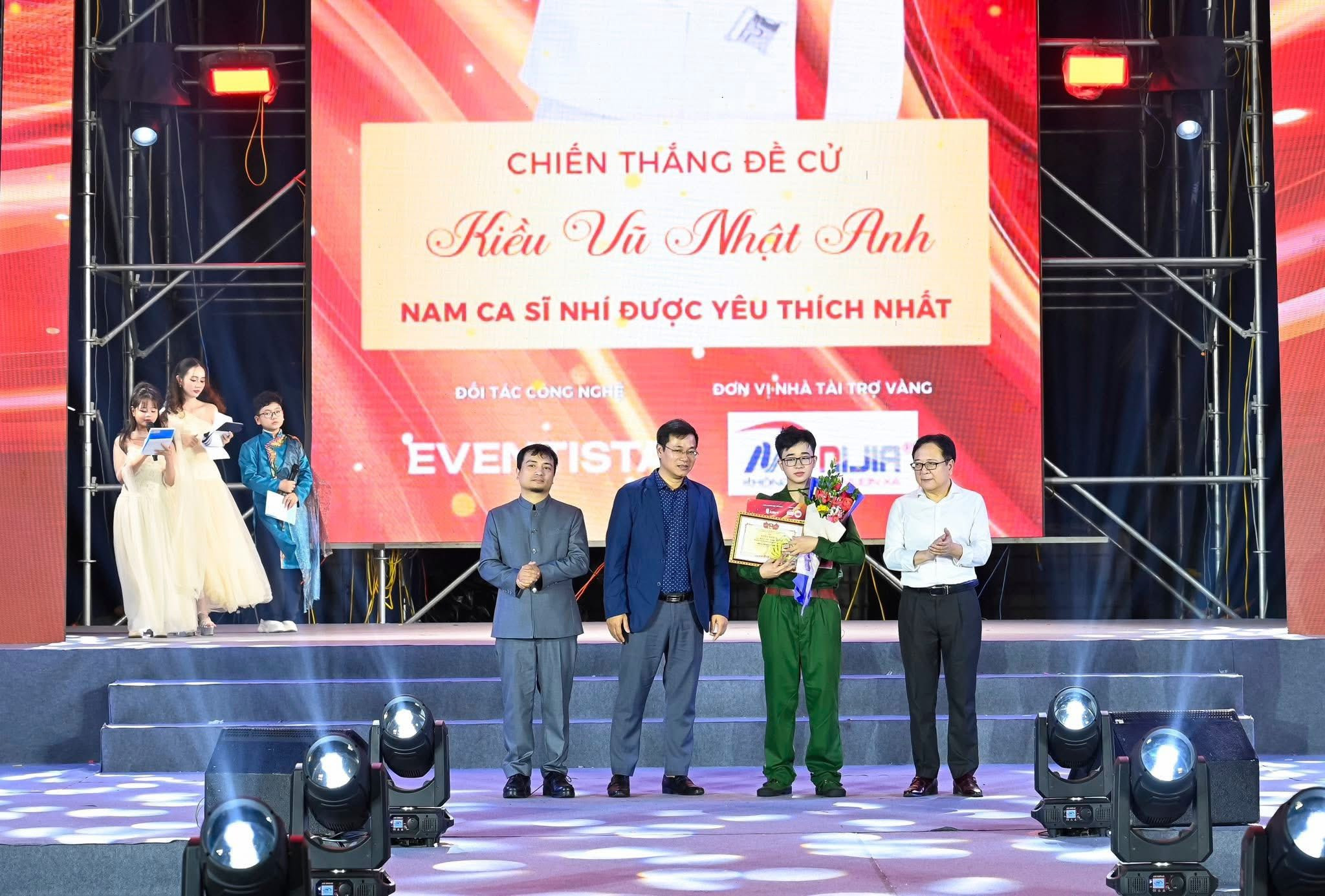 Kiều Vũ Nhật Anh trở thành "Nam ca sĩ được yêu thích nhất" tại Búp Sen Vàng.