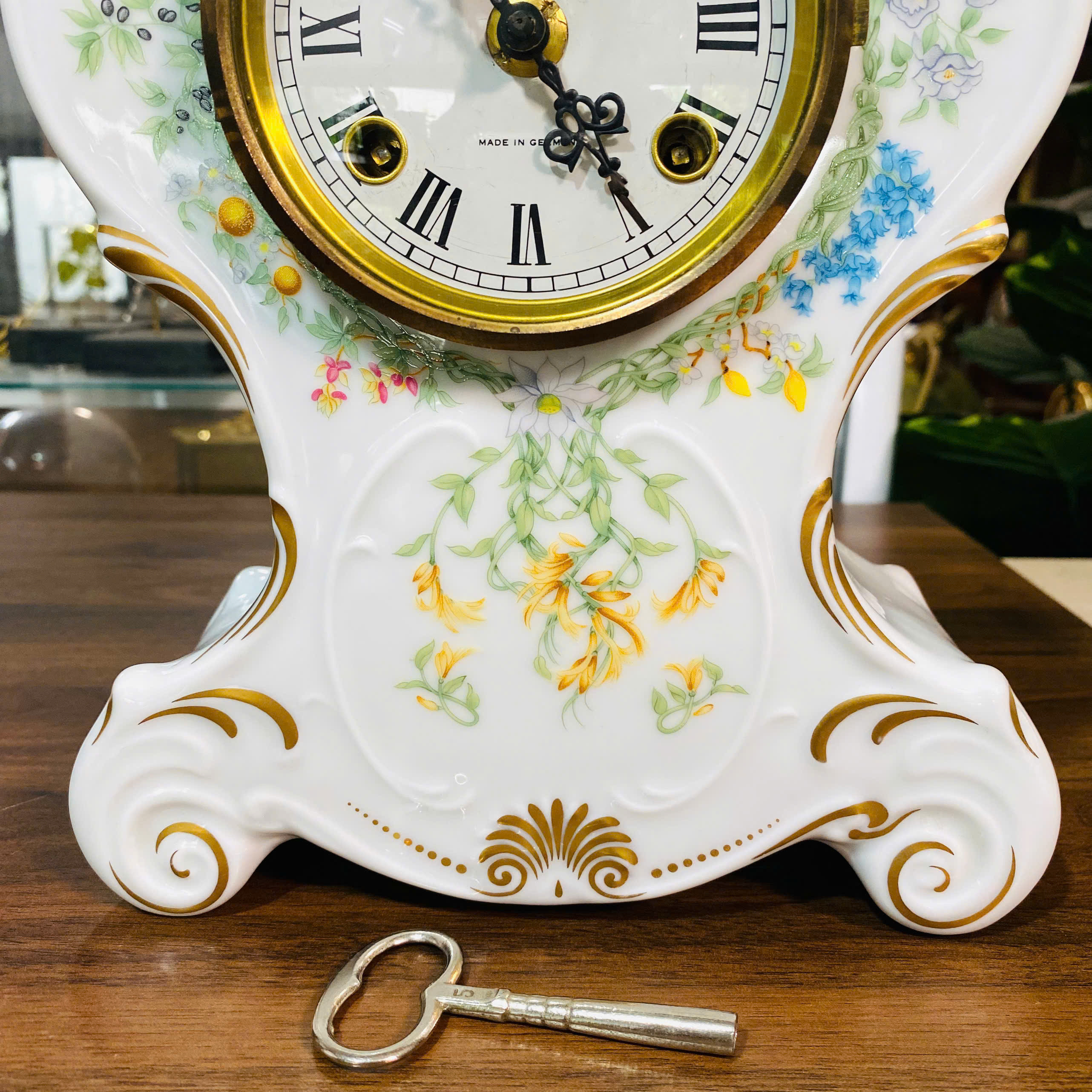 Đồng hồ để bàn men sứ trắng vẽ vàng của ĐỨC