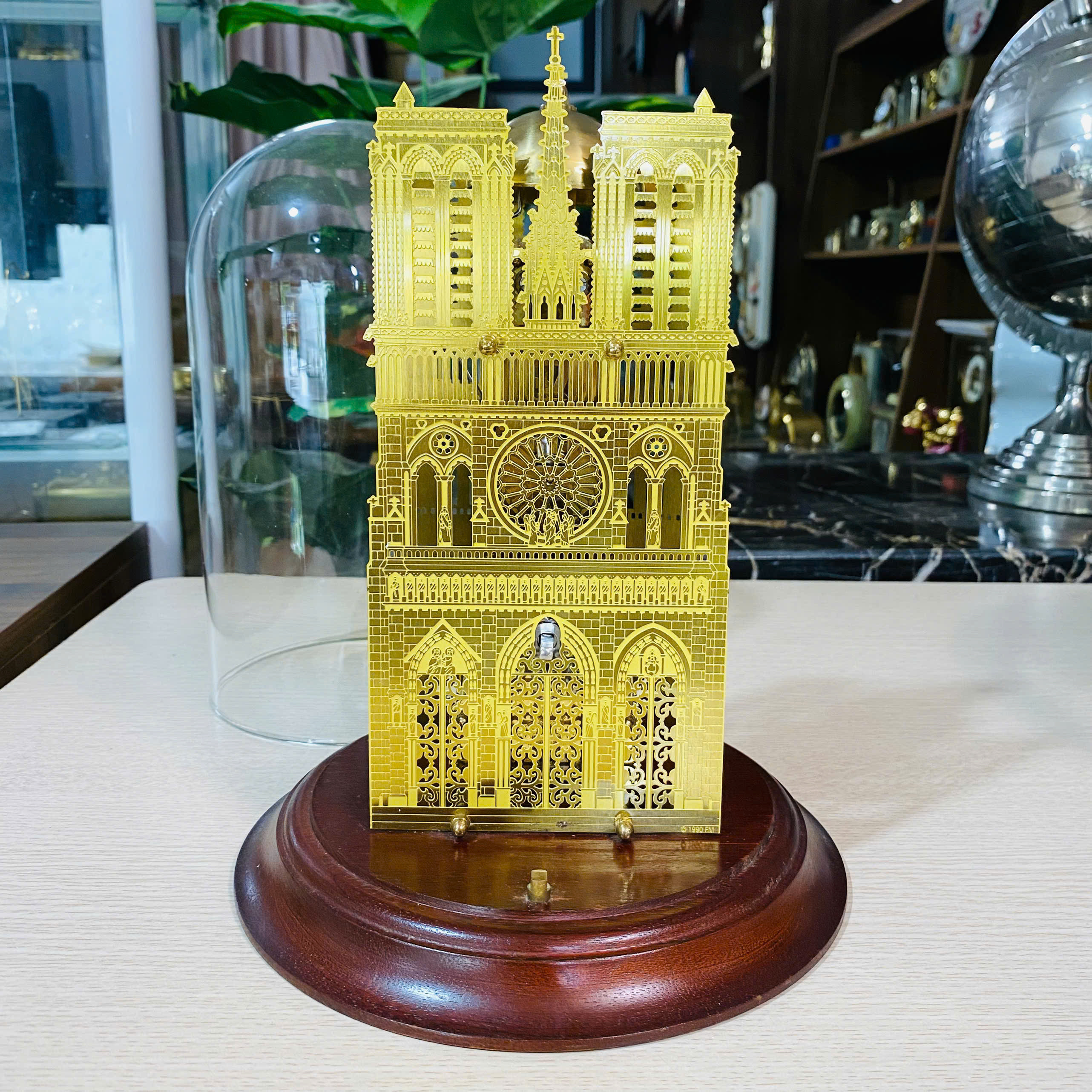 Đồng hồ úp ly nhà thờ Đức Bà Paris, kèm thùng