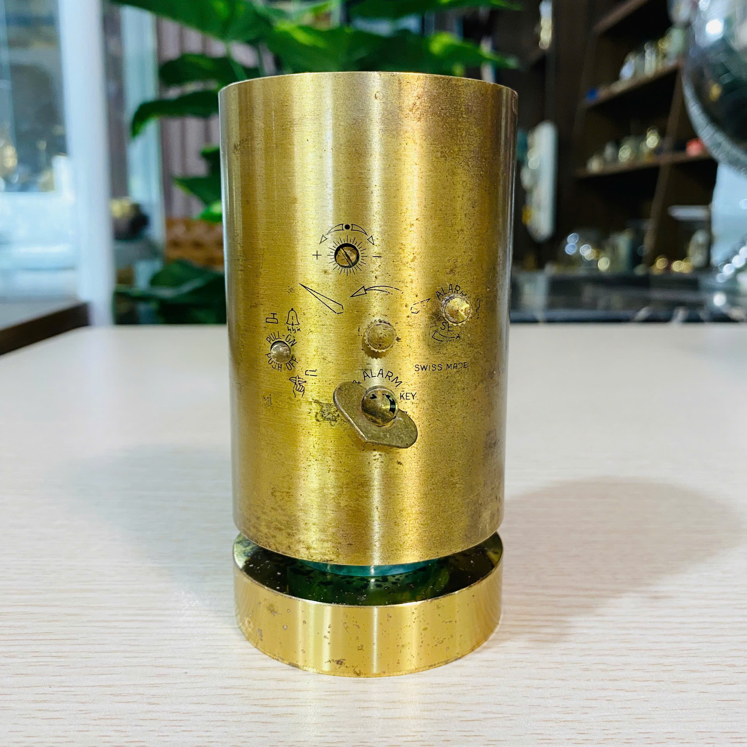 Đồng hồ báo thức Swiza cót tuần dáng trụ