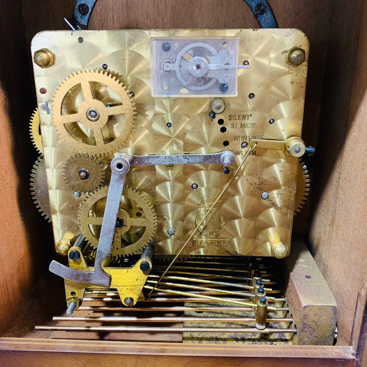 Đồng hồ để bàn Schatz 8 gông 8 búa vỏ gỗ vintage