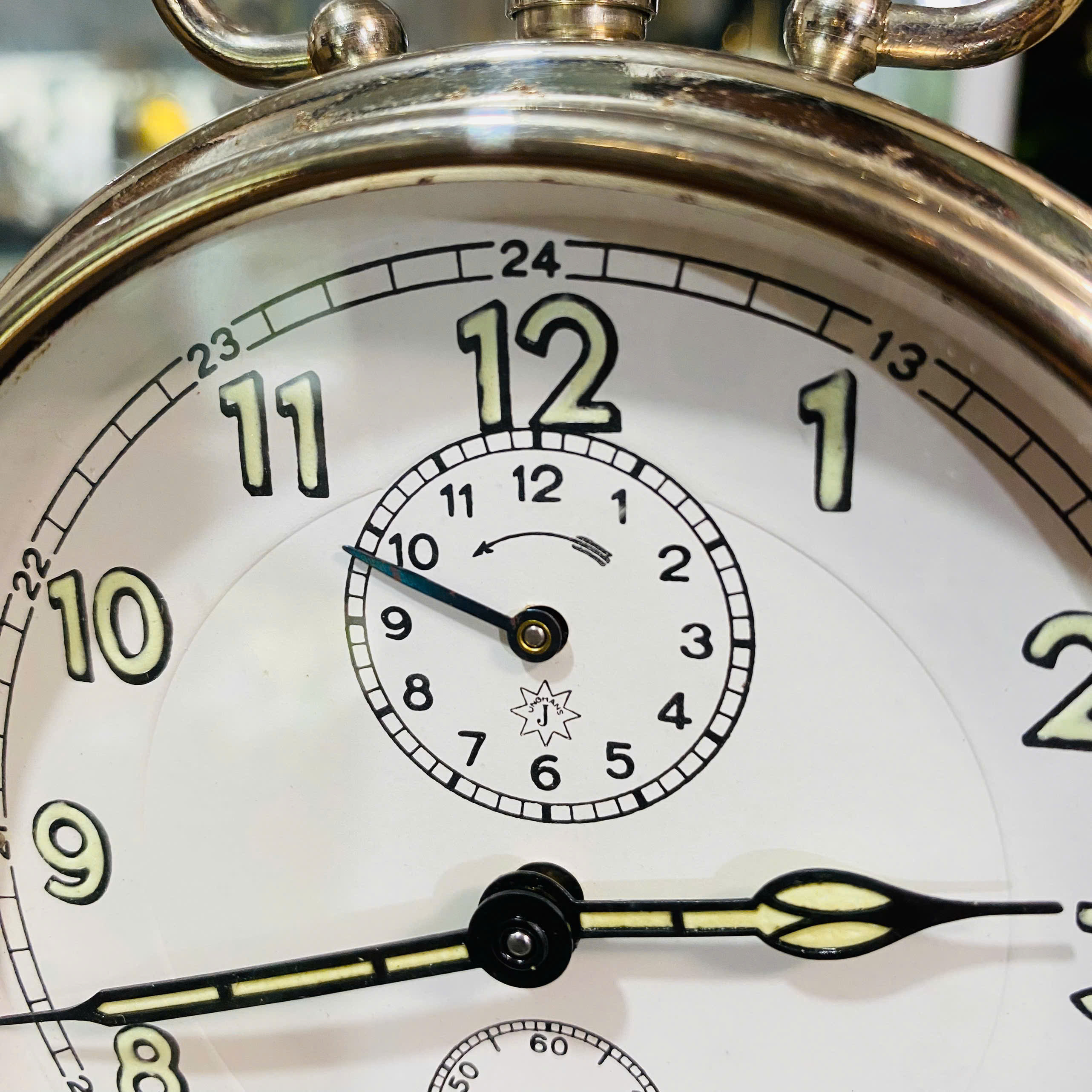 Đồng hồ báo thức Junghans cót ngày