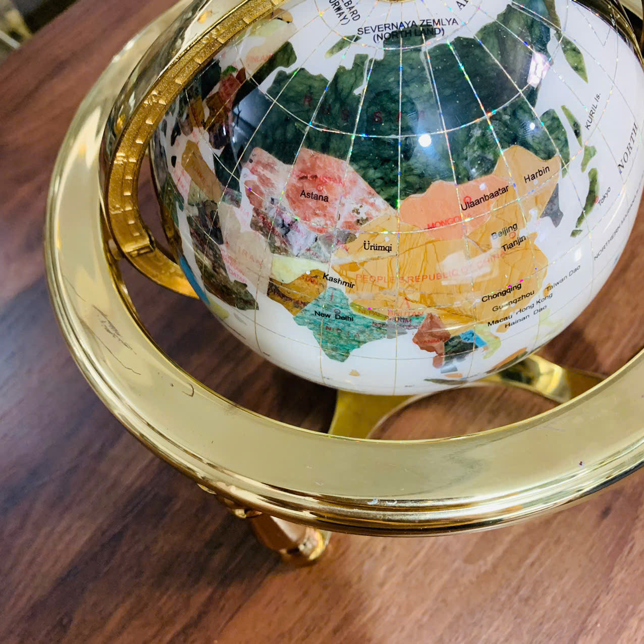 Địa cầu khảm đá màu, tứ trụ đẹp xuất sắc