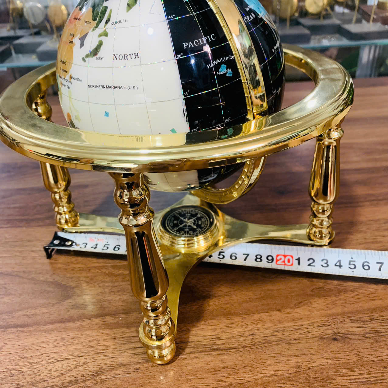 Địa cầu khảm đá màu, tứ trụ đẹp xuất sắc