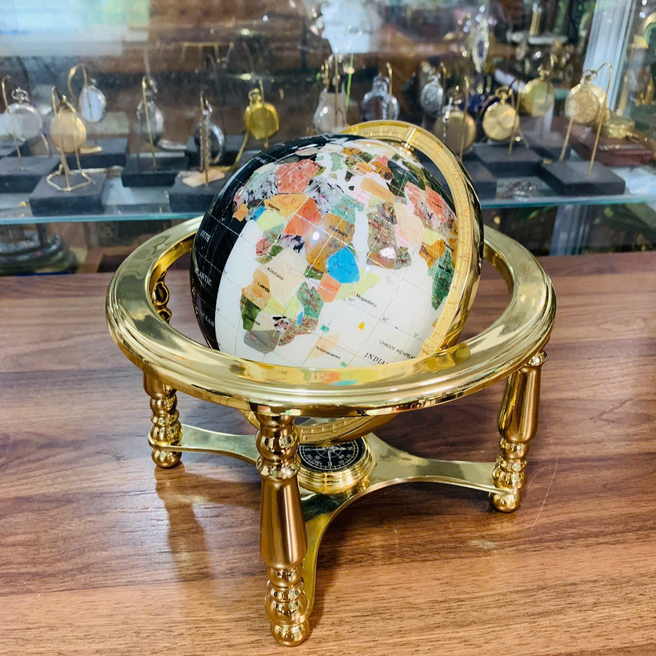 Địa cầu khảm đá màu, tứ trụ đẹp xuất sắc