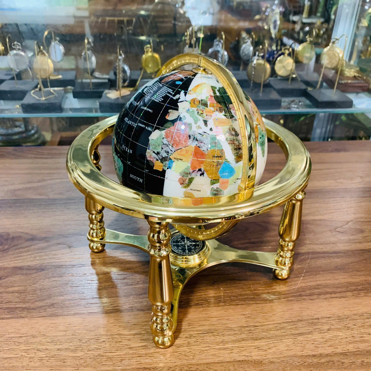 Địa cầu khảm đá màu, tứ trụ đẹp xuất sắc