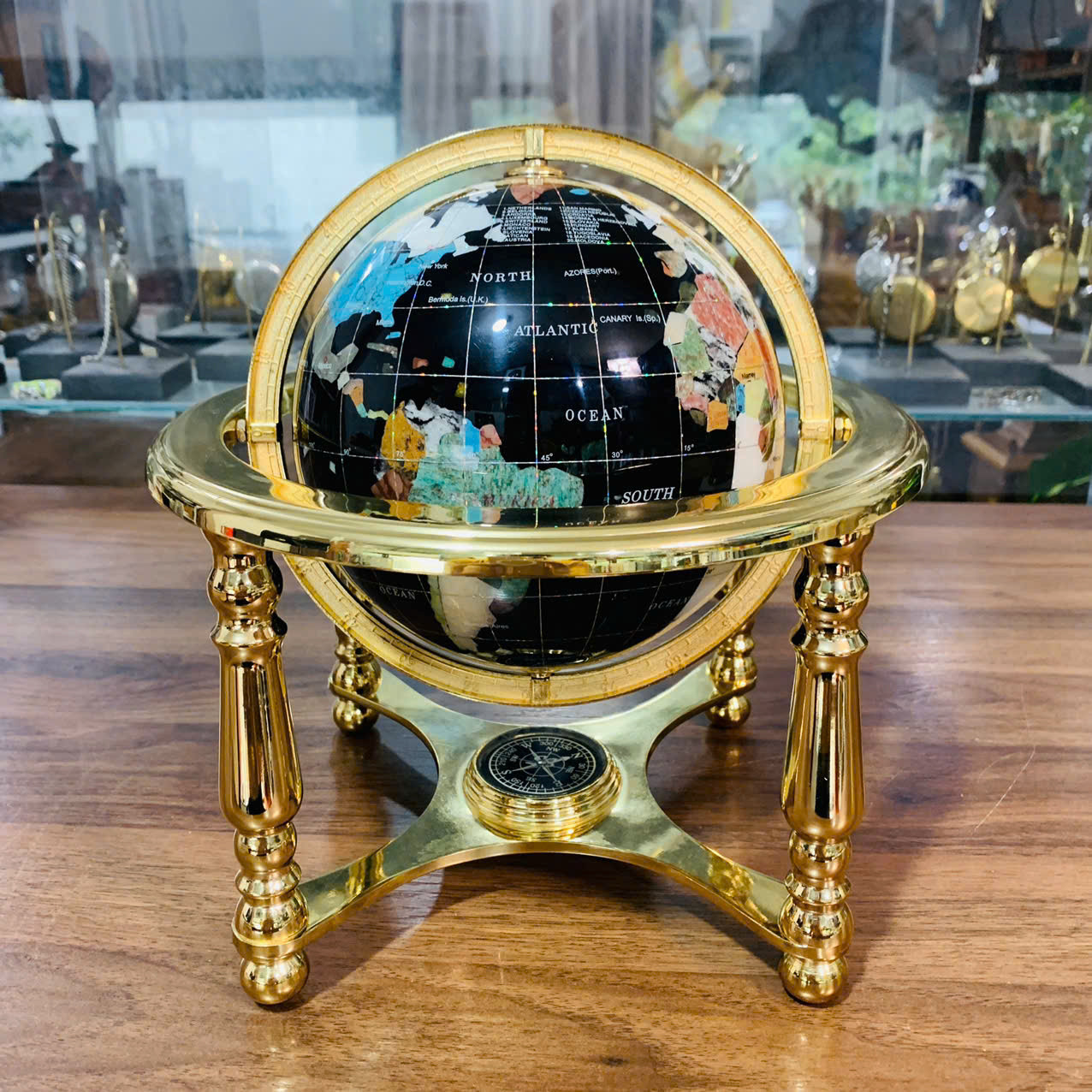 Địa cầu khảm đá màu, tứ trụ đẹp xuất sắc