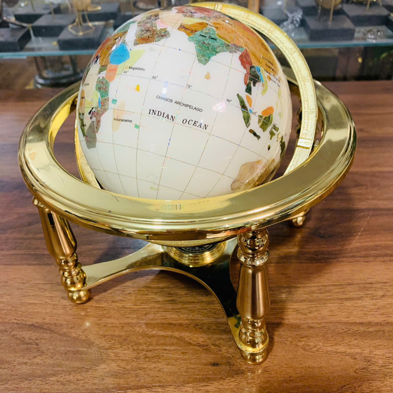 Địa cầu khảm đá màu, tứ trụ đẹp xuất sắc