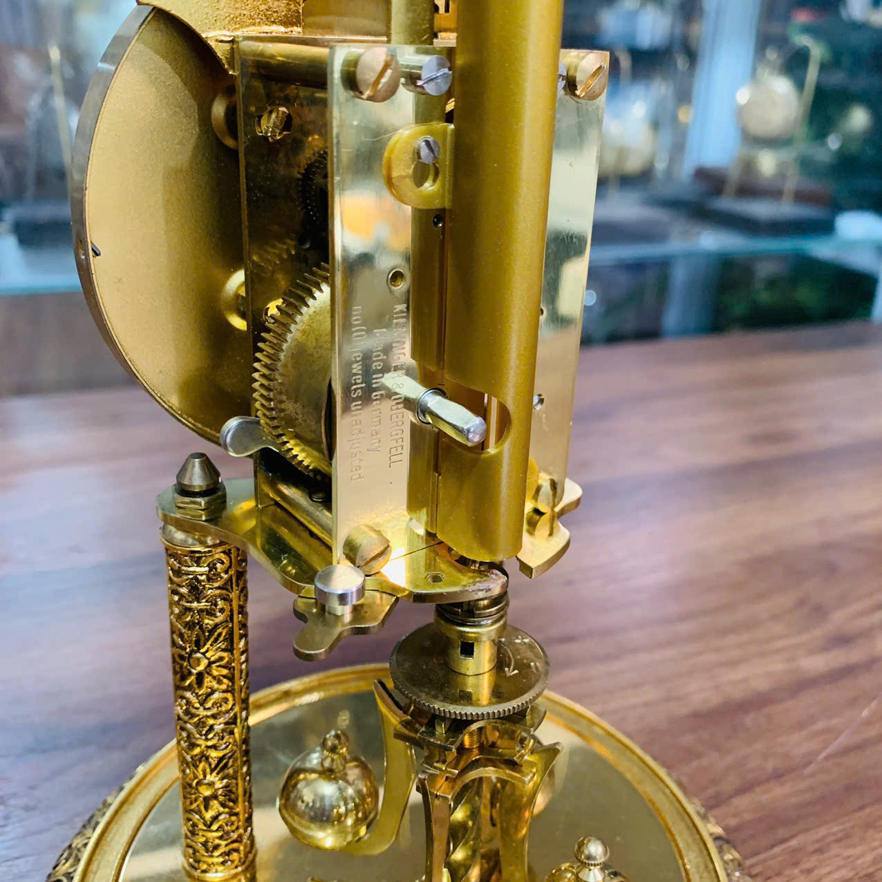 Đồng hồ úp ly Kundo cót 400 ngày, thân trạm trổ