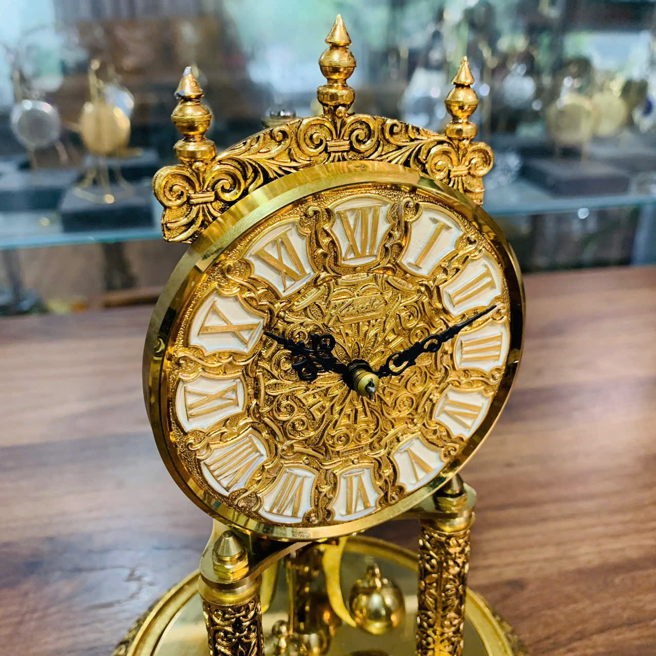 Đồng hồ úp ly Kundo cót 400 ngày, thân trạm trổ