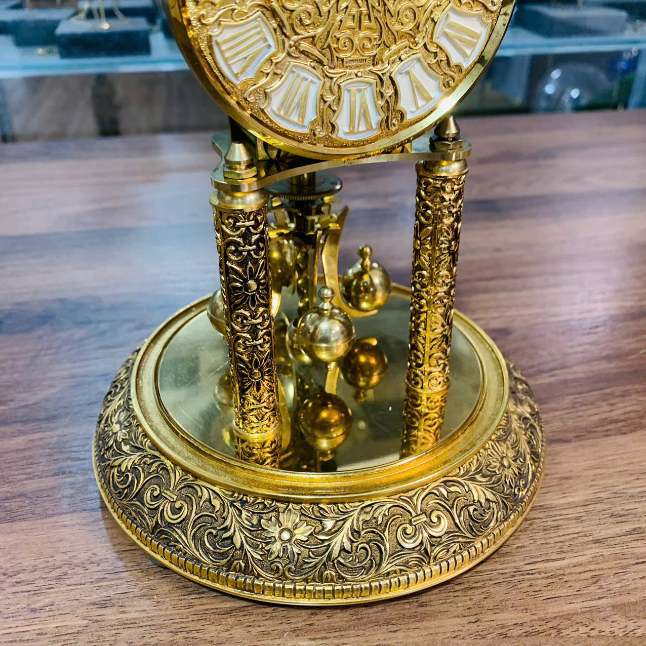 Đồng hồ úp ly Kundo cót 400 ngày, thân trạm trổ