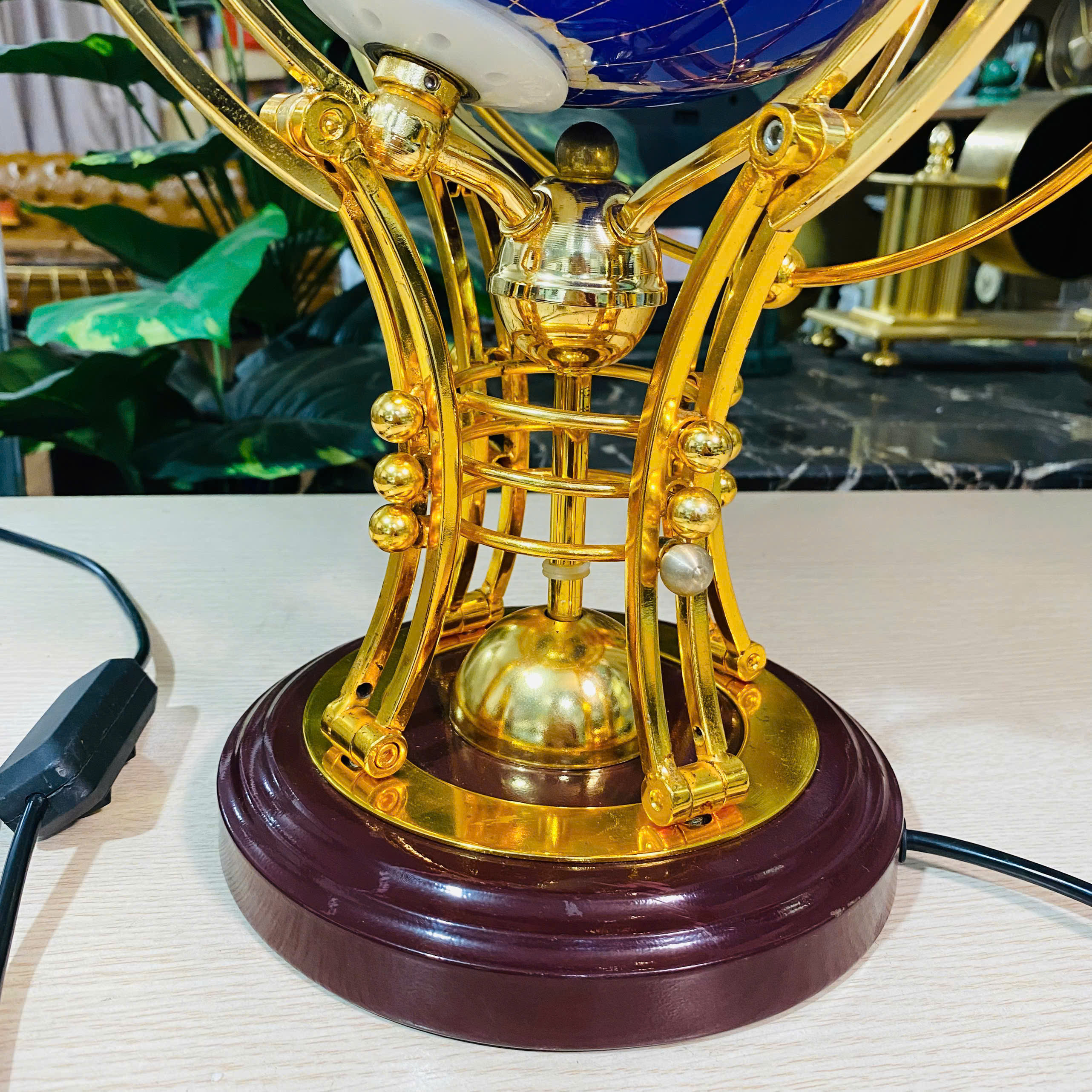 Quả địa cầu khảm đá, thắp đèn quay 360 độ