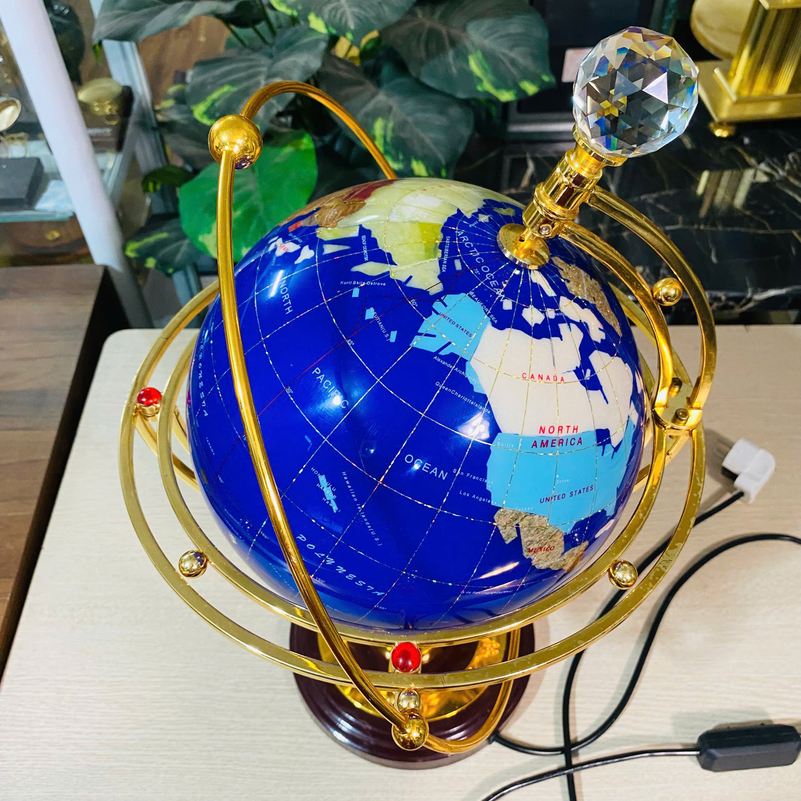 Quả địa cầu khảm đá, thắp đèn quay 360 độ