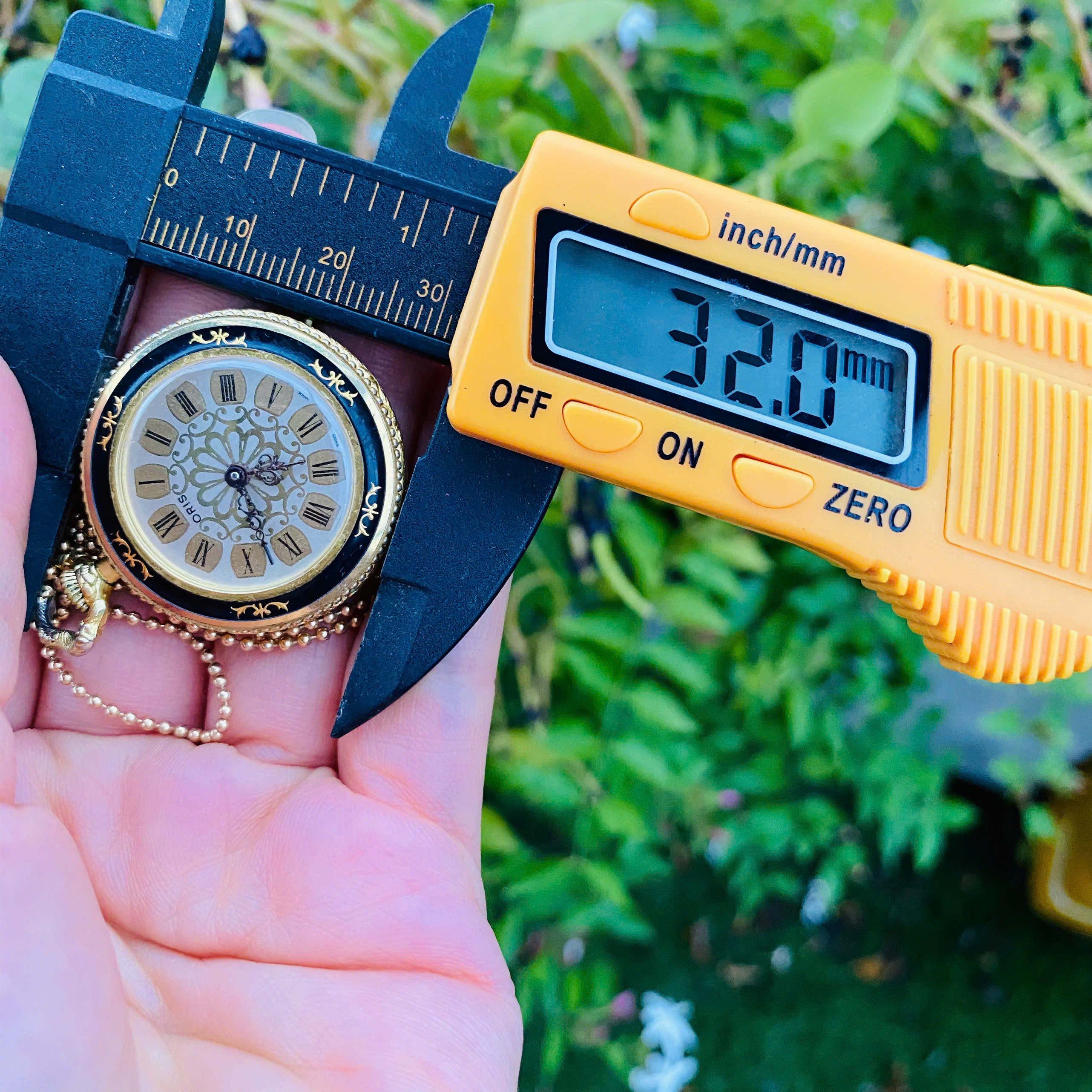 Đồng hồ quả quýt Oris Thụy Sĩ cót tay