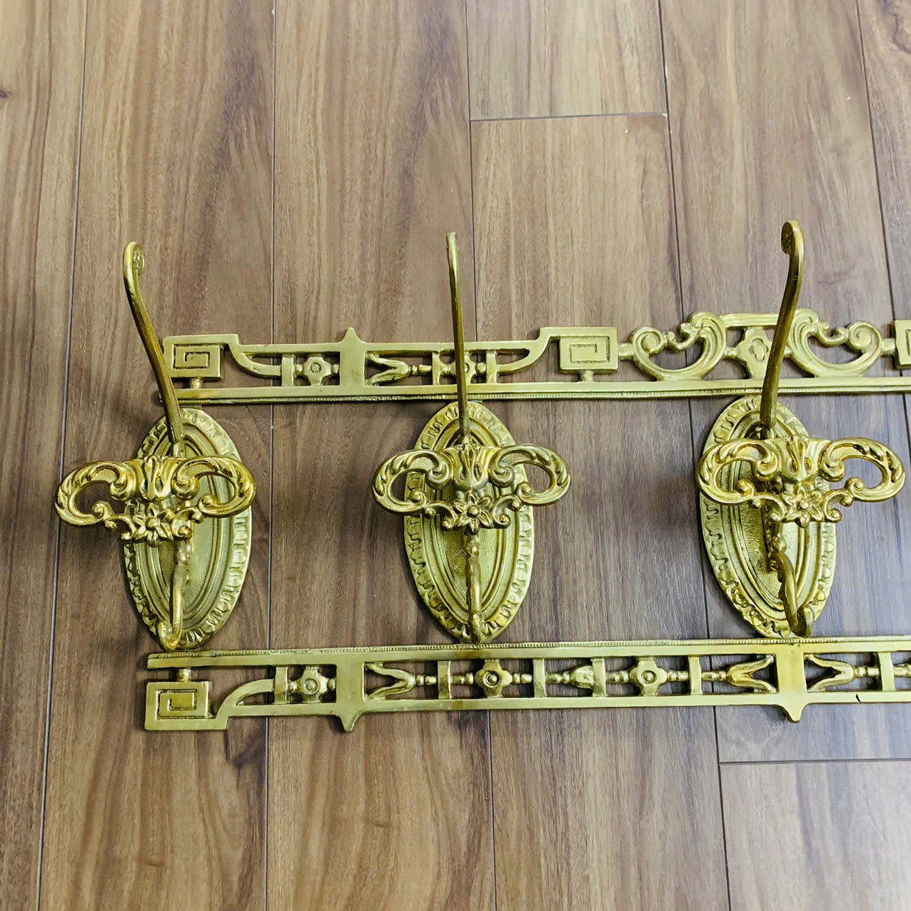 Móc treo quần áo bằng đồng cổ điển Châu Âu