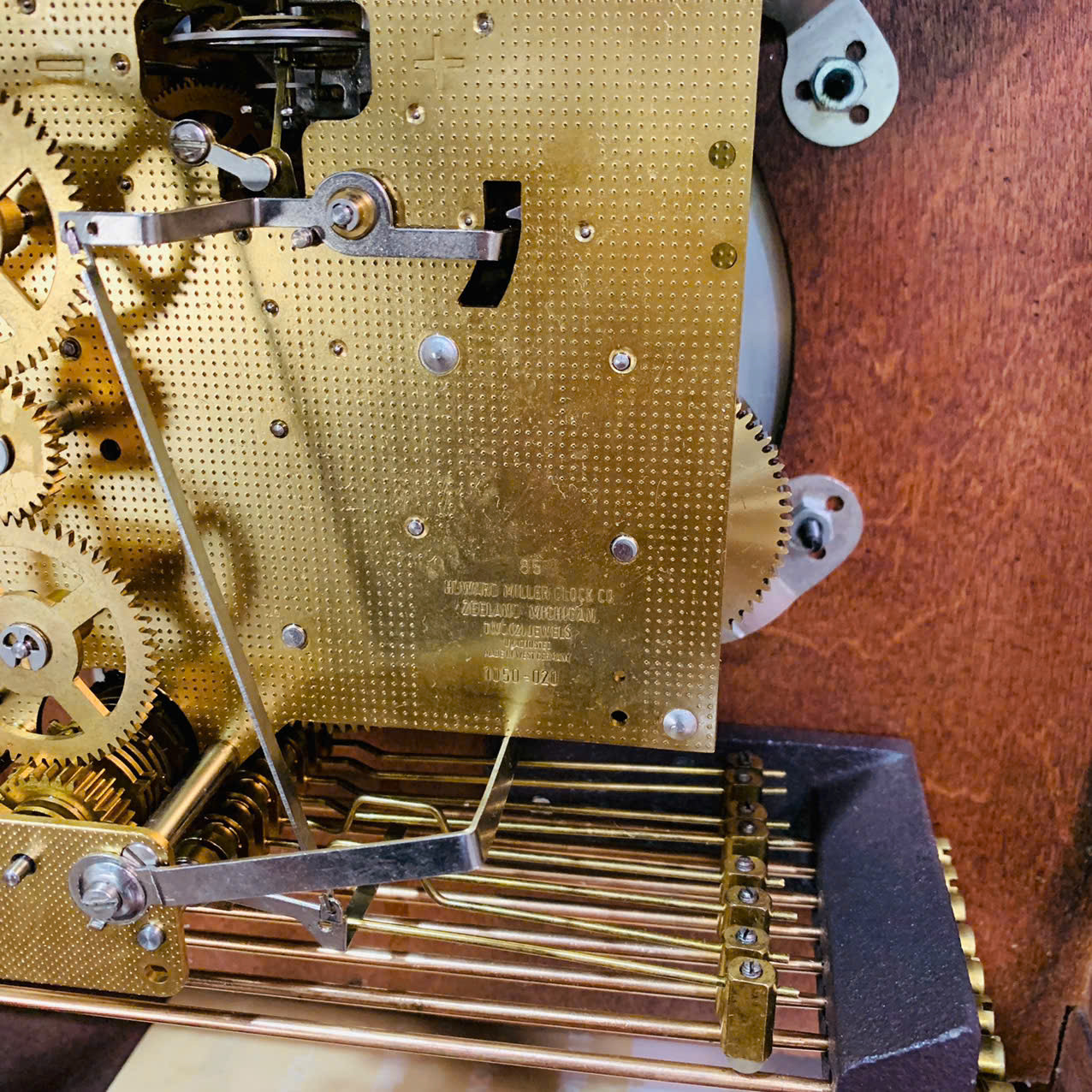 Đồng hồ để bàn Howard Miller 8 gông 8 búa