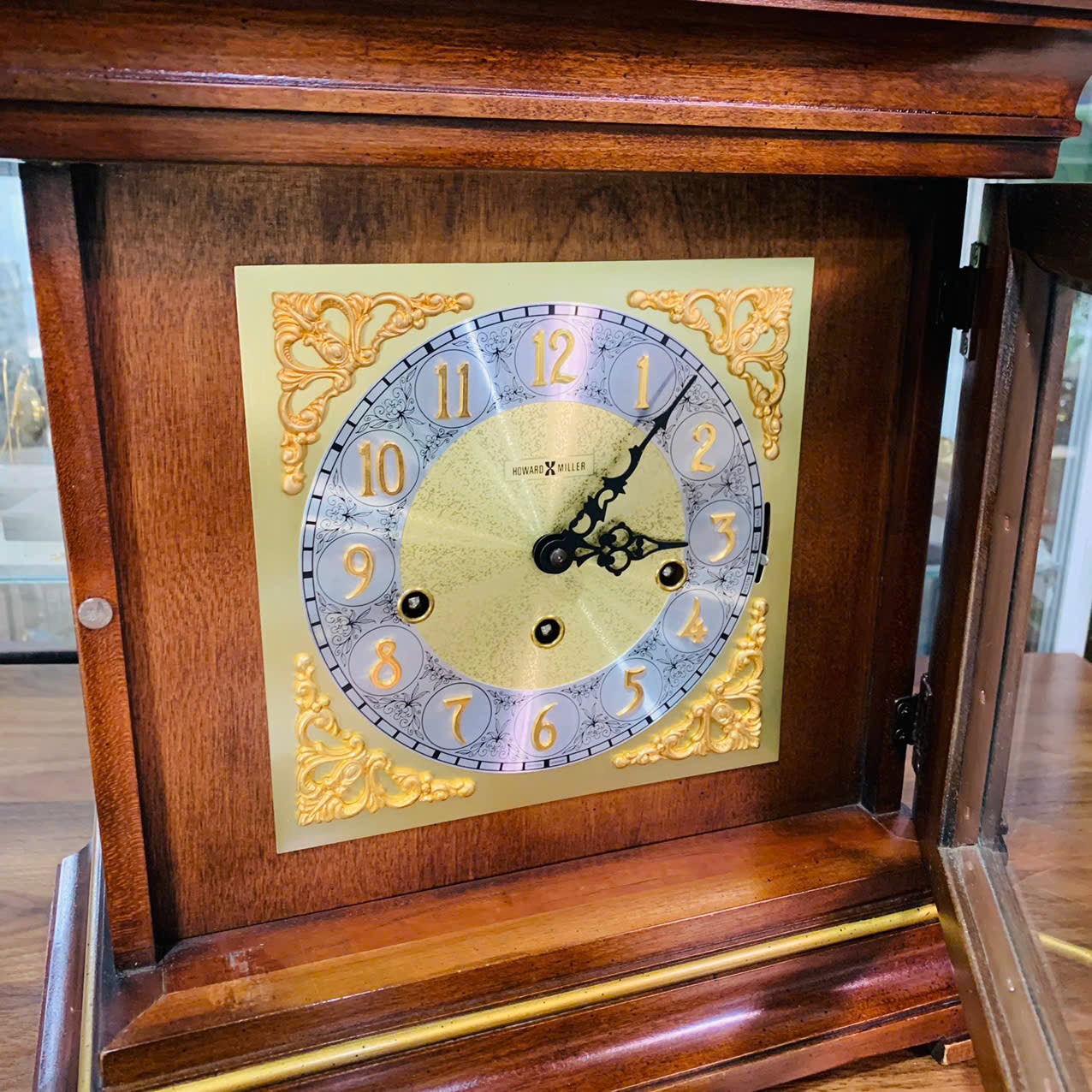 Đồng hồ để bàn Howard Miller 8 gông 8 búa