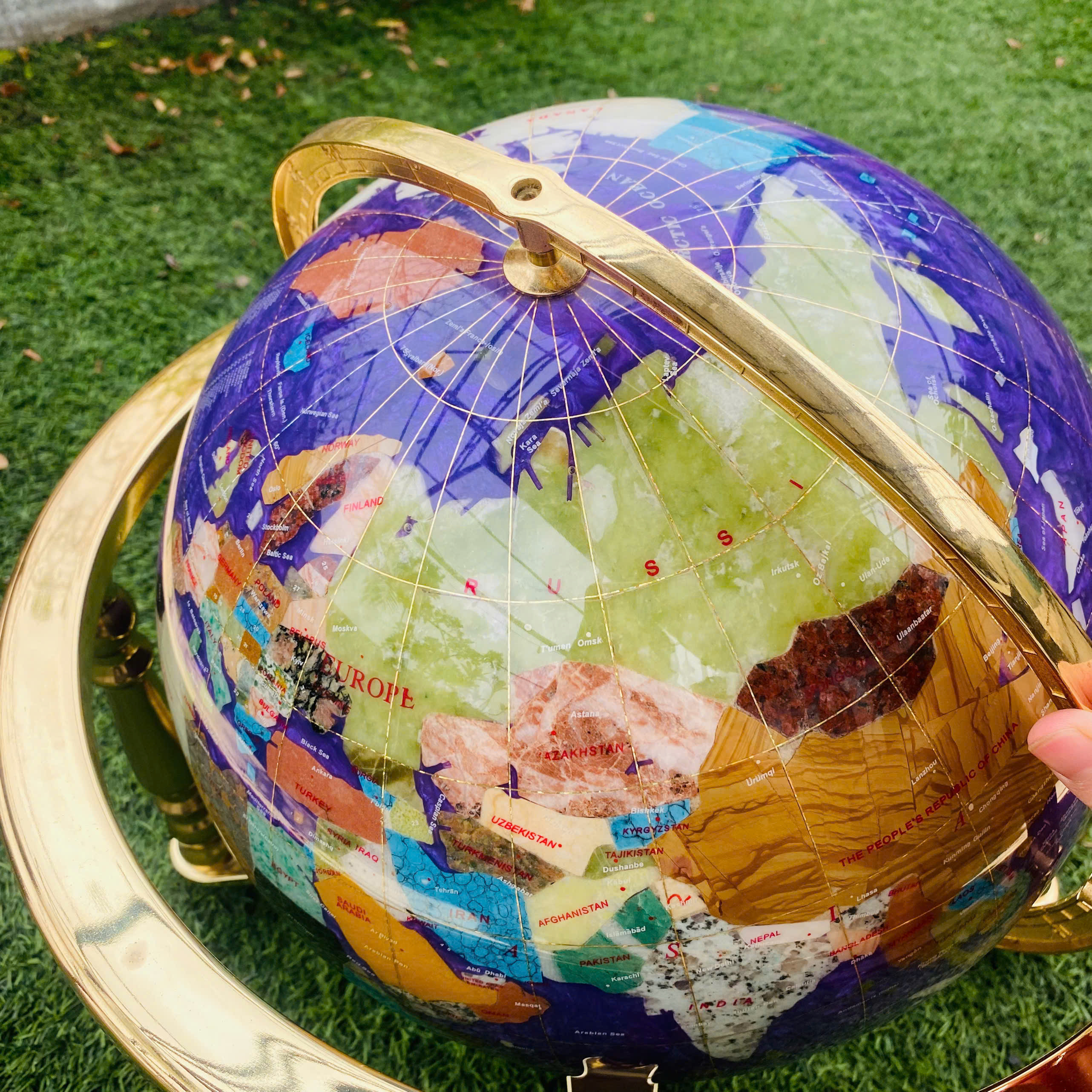 Địa cầu khảm đá màu 3D, tứ trụ size đại đẹp xuất sắc