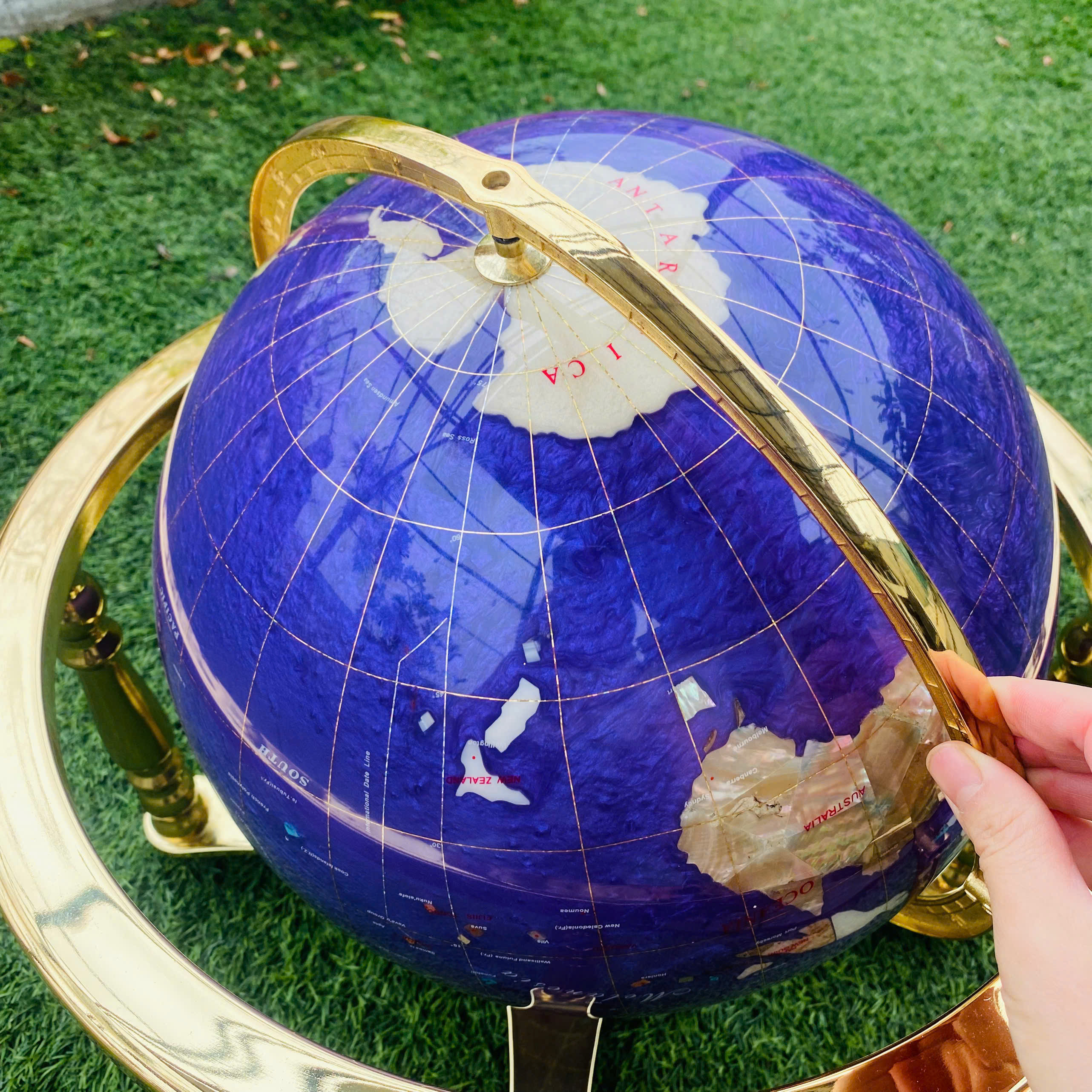 Địa cầu khảm đá màu 3D, tứ trụ size đại đẹp xuất sắc