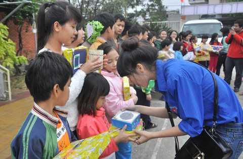 Charity Bac Giang Province in May 2013