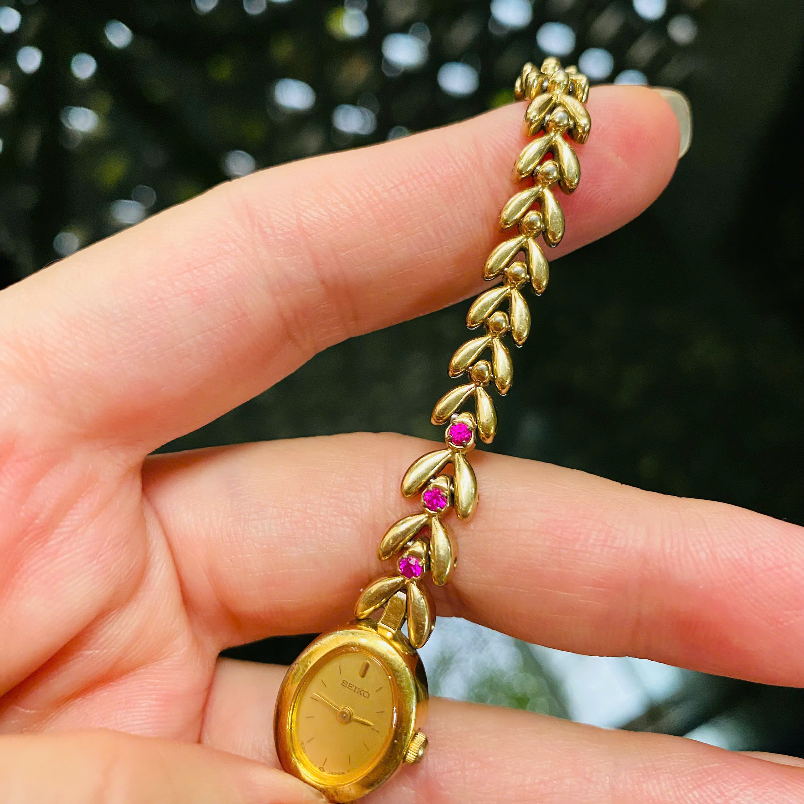Đồng hồ đeo tay Seiko đính đá Ruby hồng