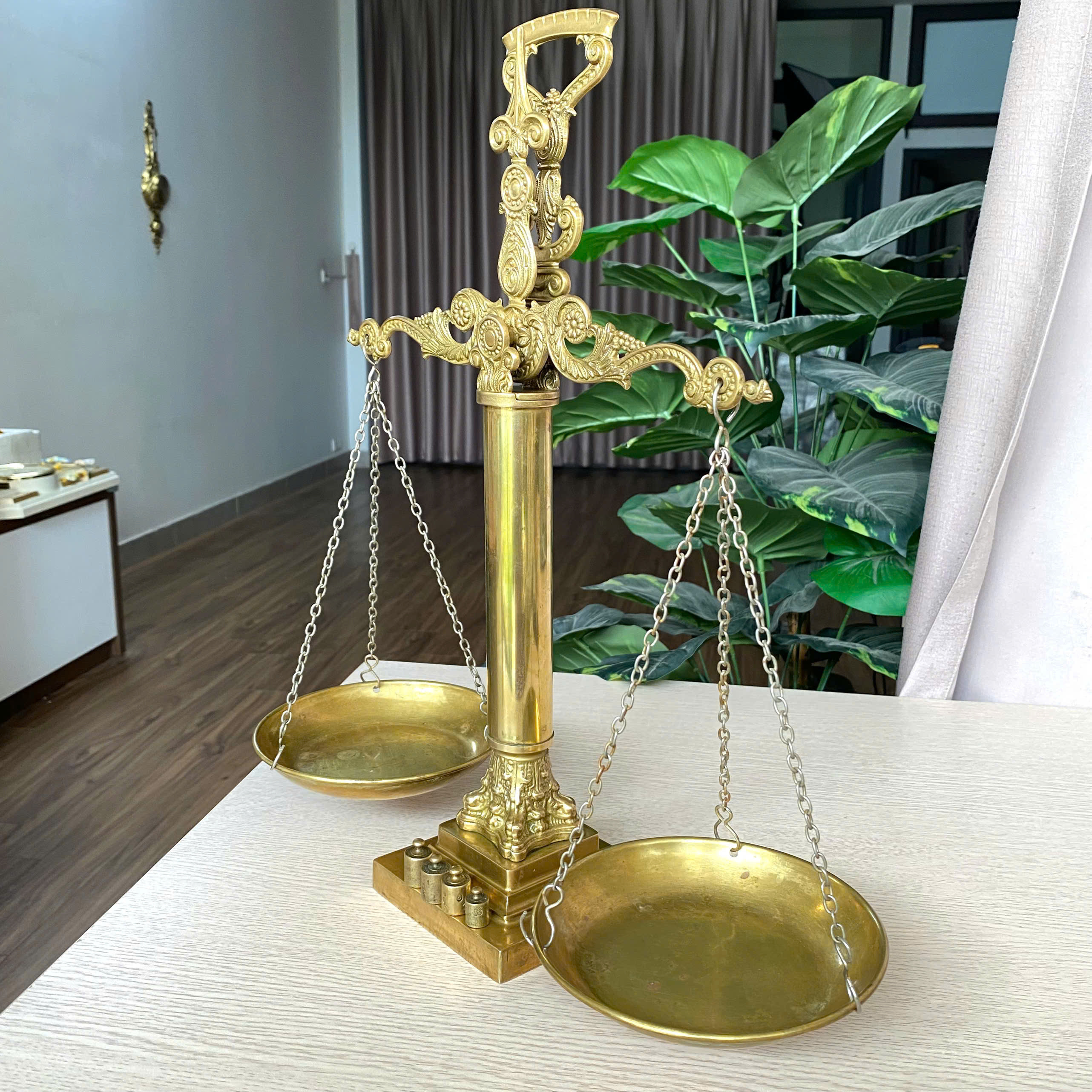 Cân công lý Châu Âu đúc đồng toàn bộ
