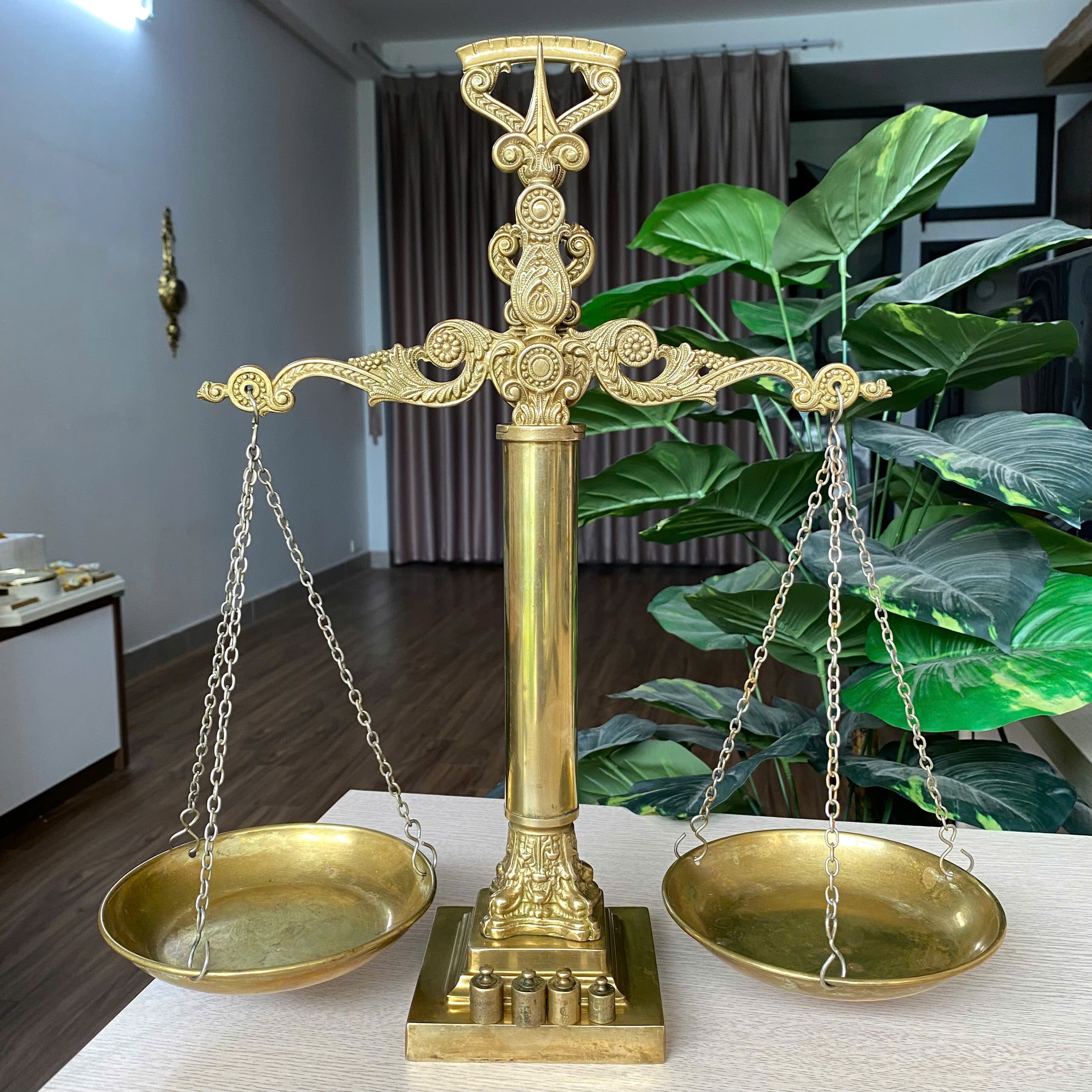 Cân công lý Châu Âu đúc đồng toàn bộ