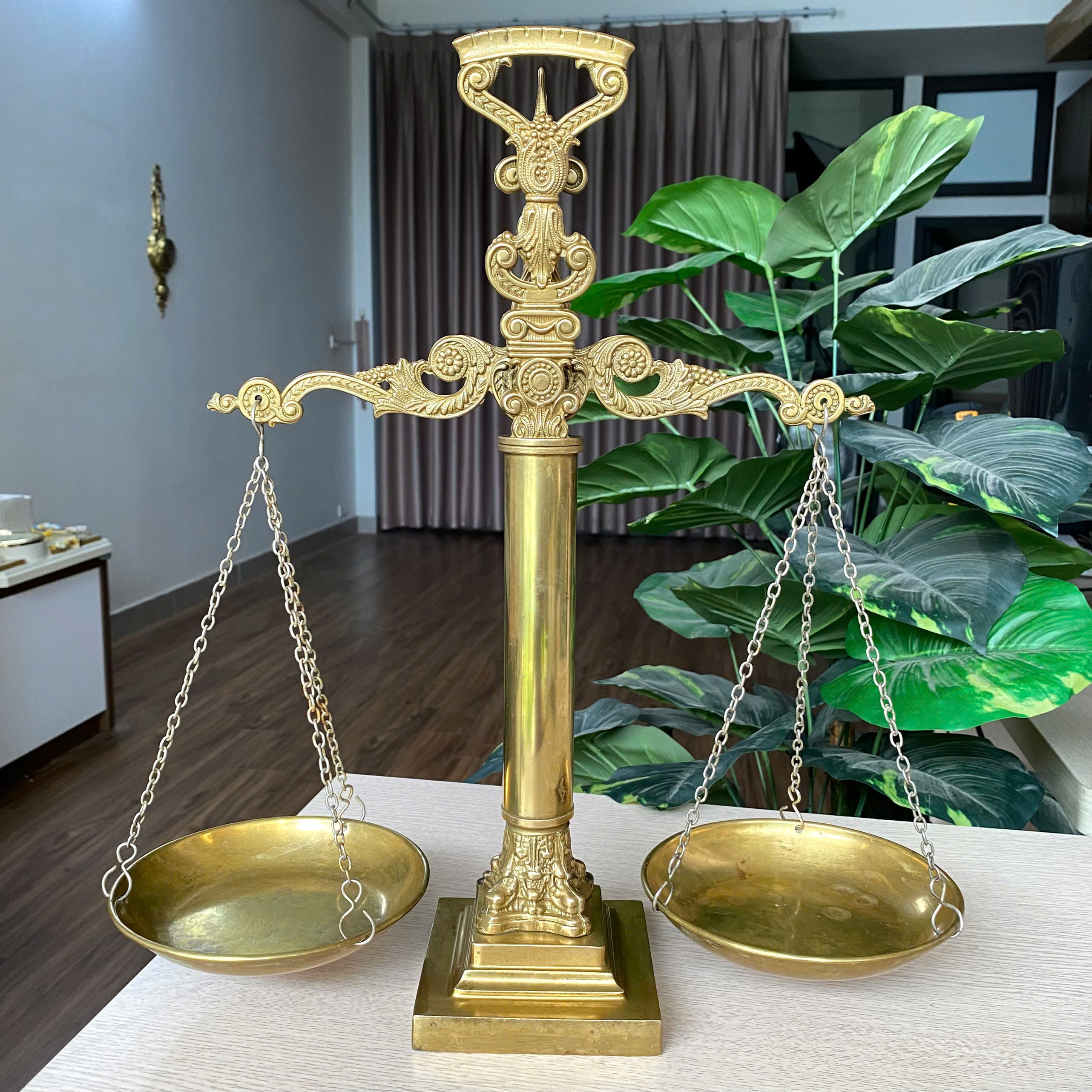 Cân công lý Châu Âu đúc đồng toàn bộ