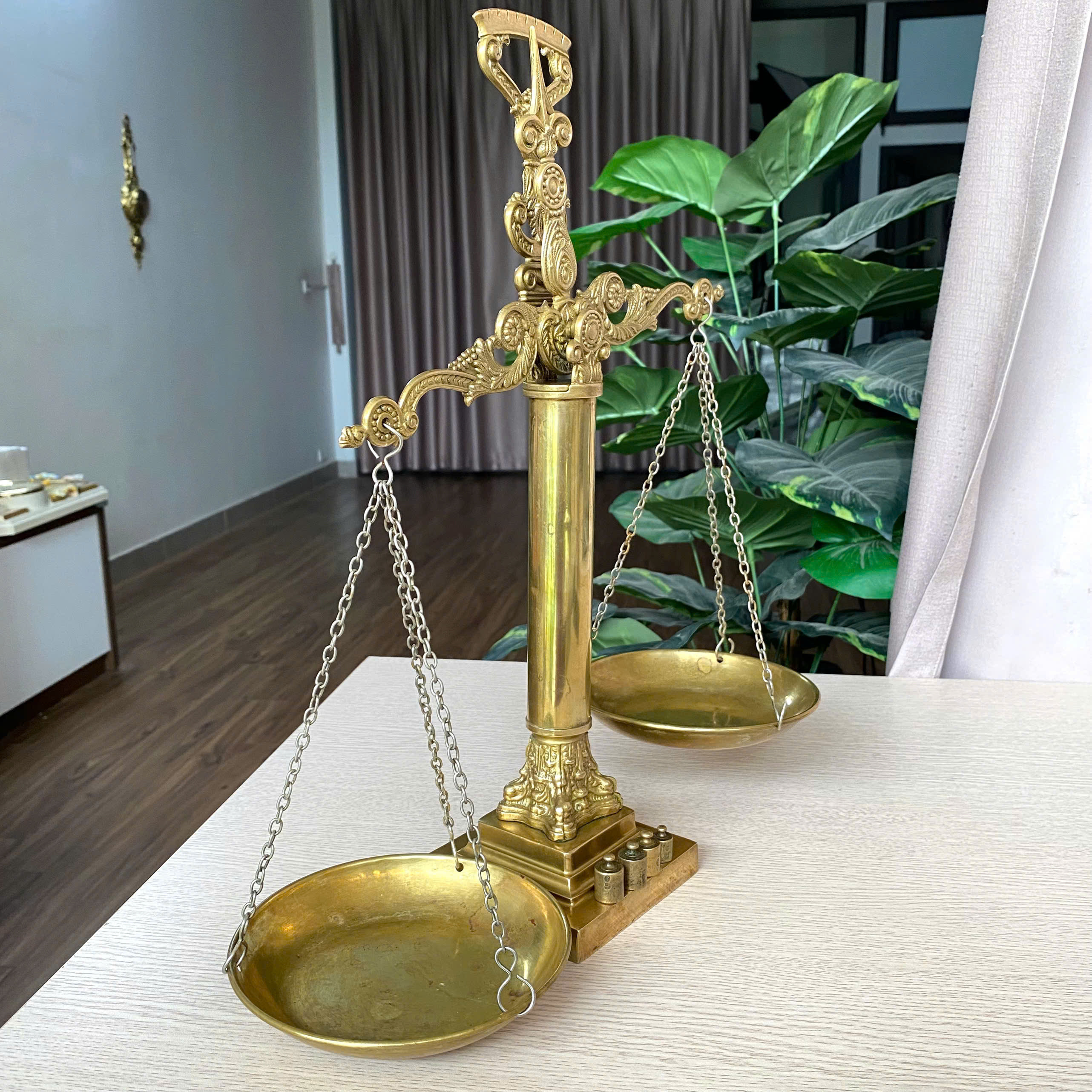 Cân công lý Châu Âu đúc đồng toàn bộ