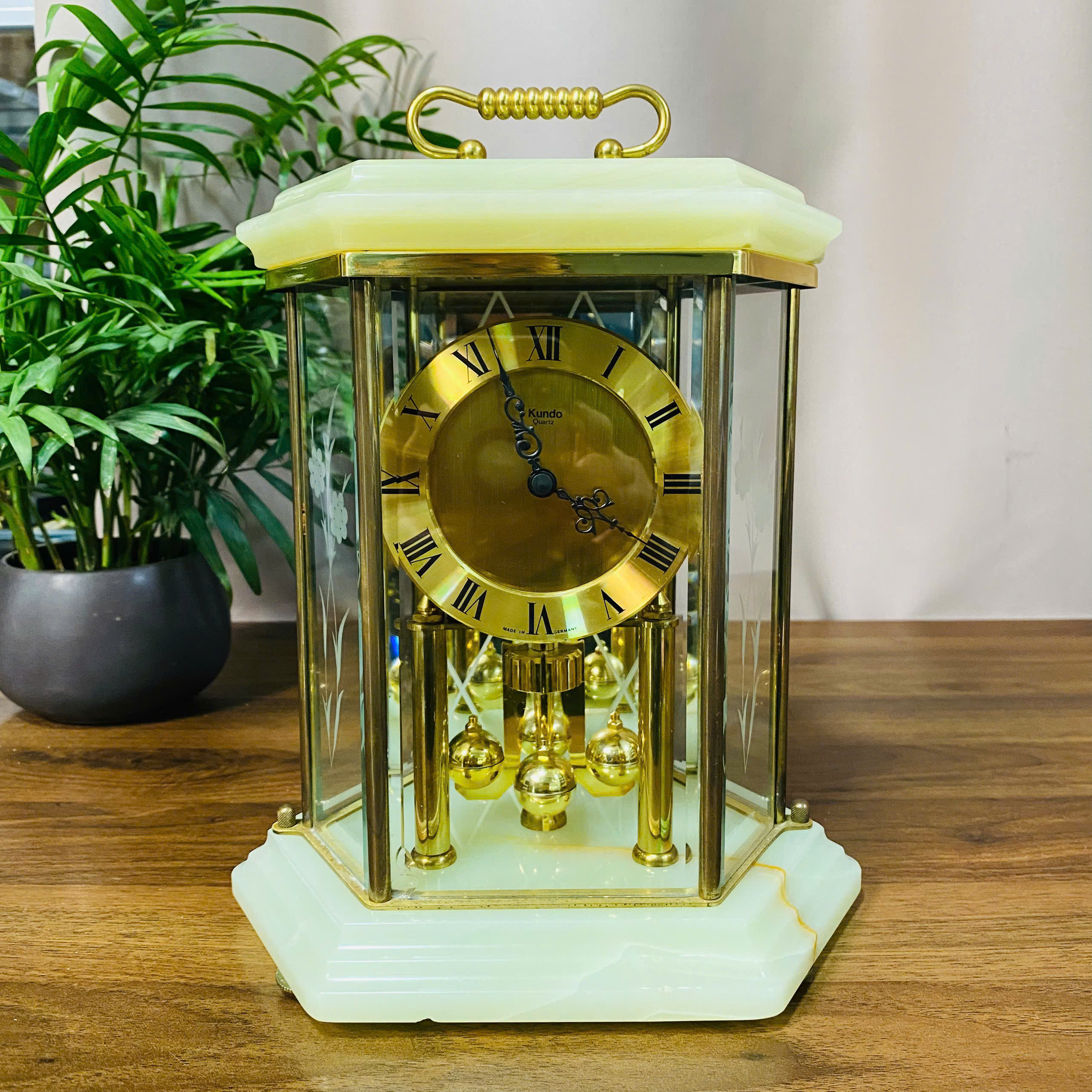 Đồng hồ lục lăng Kundo Đức, máy pin