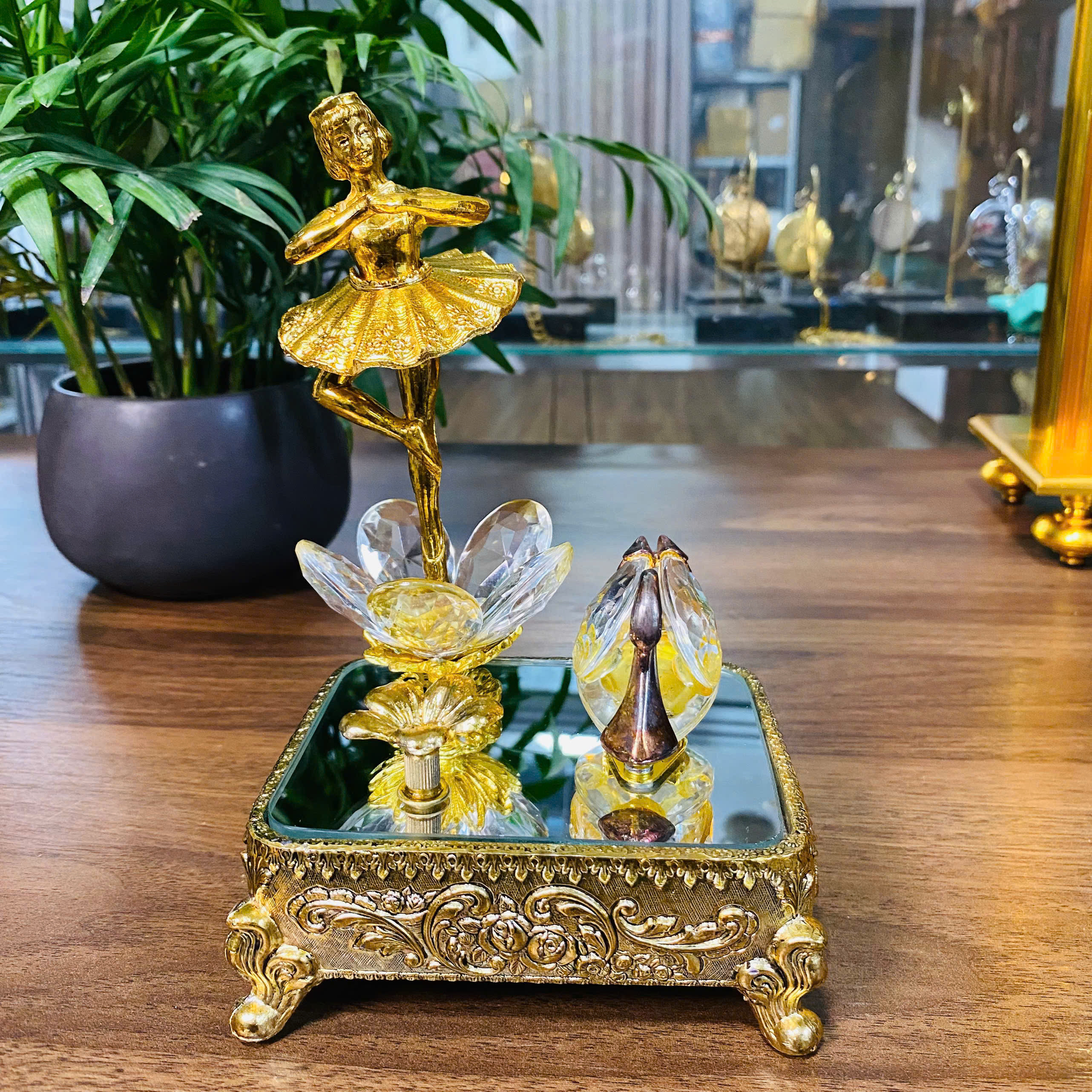 Hộp nhạc hồ thiên nga hiếm gặp