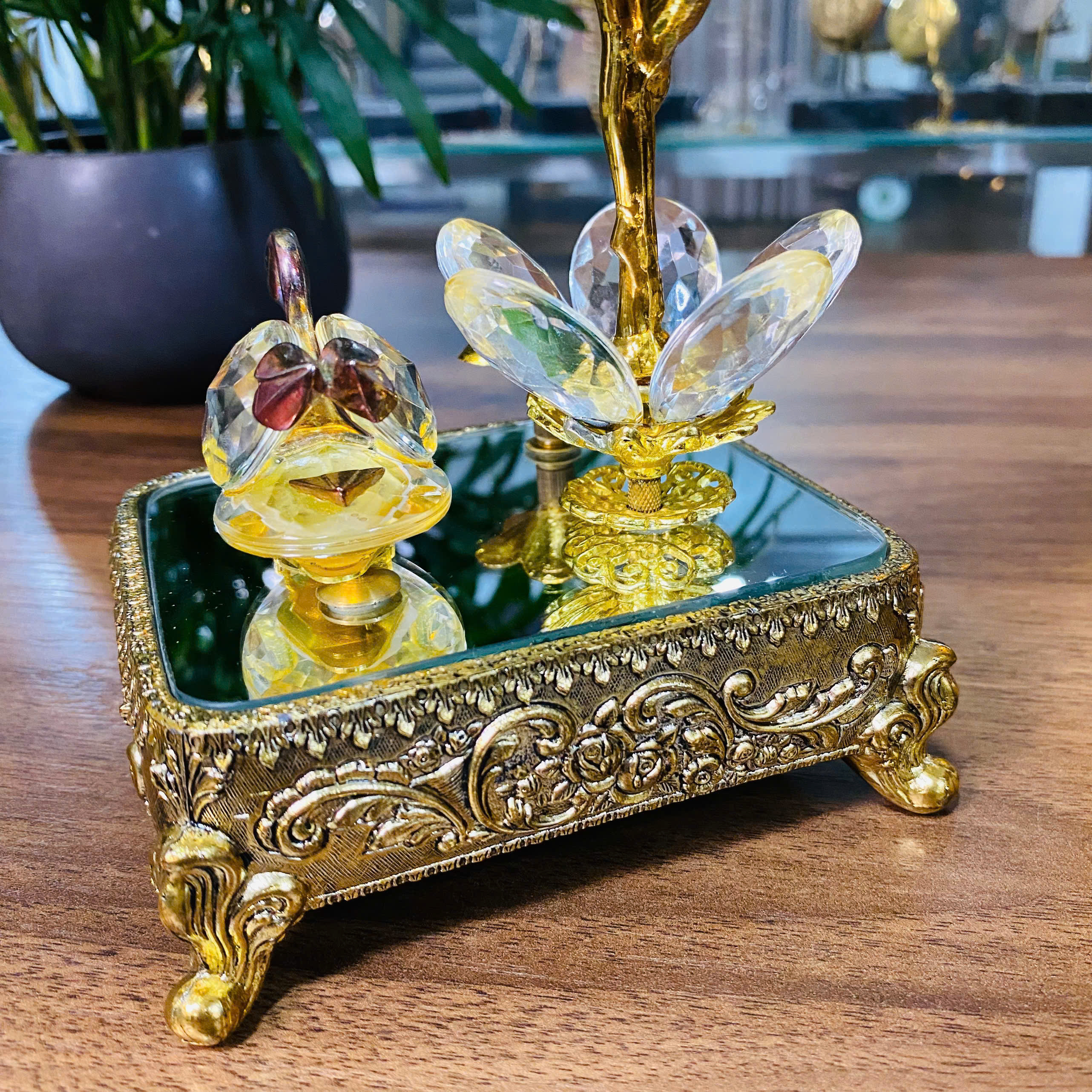 Hộp nhạc hồ thiên nga hiếm gặp