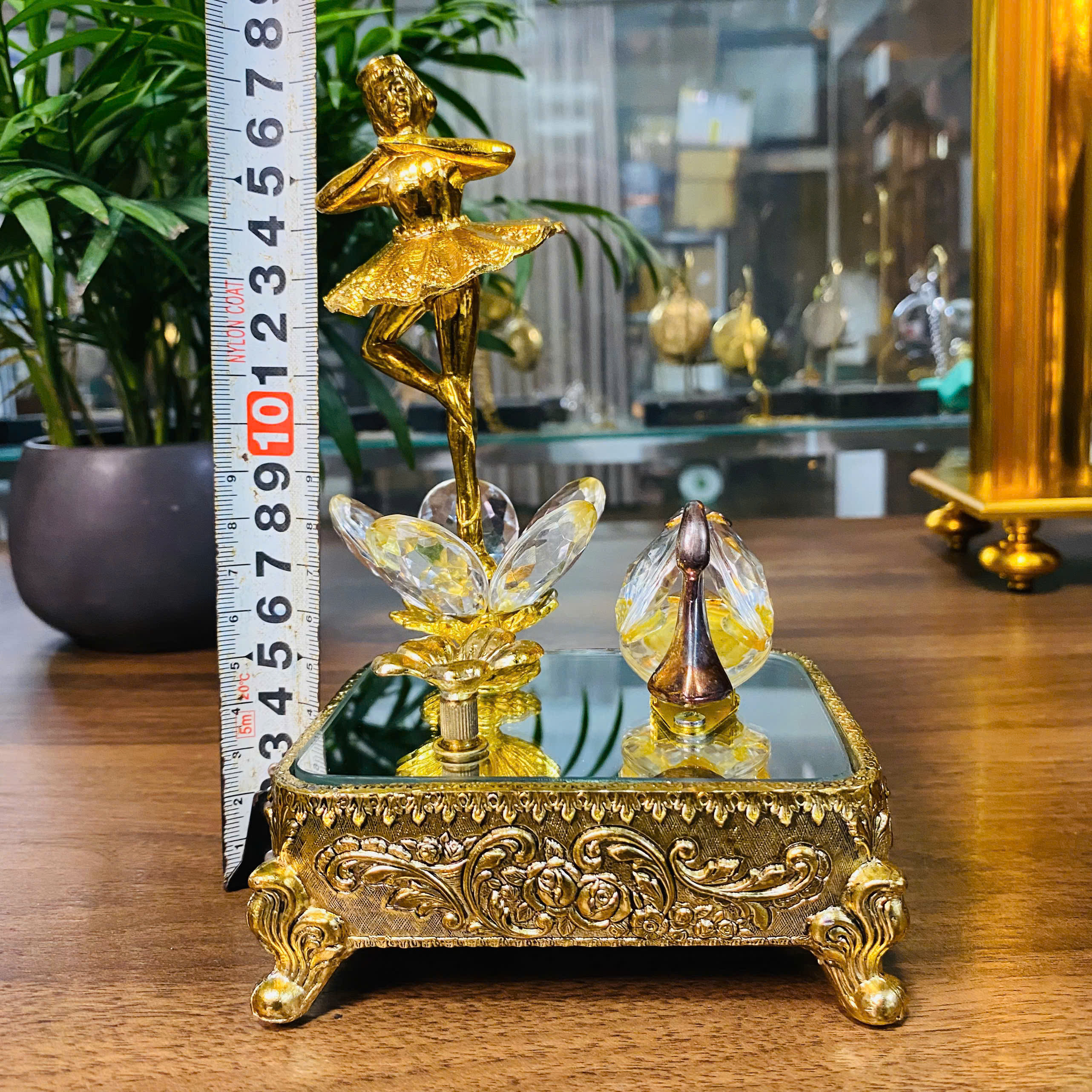 Hộp nhạc hồ thiên nga hiếm gặp