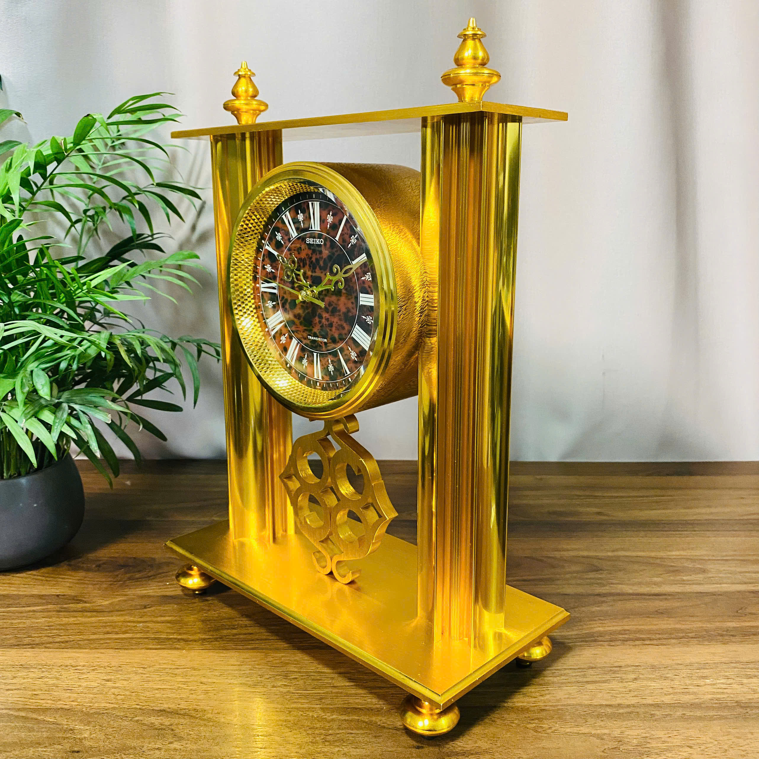 Đồng hồ để bàn Seiko mạ vàng rực rỡ