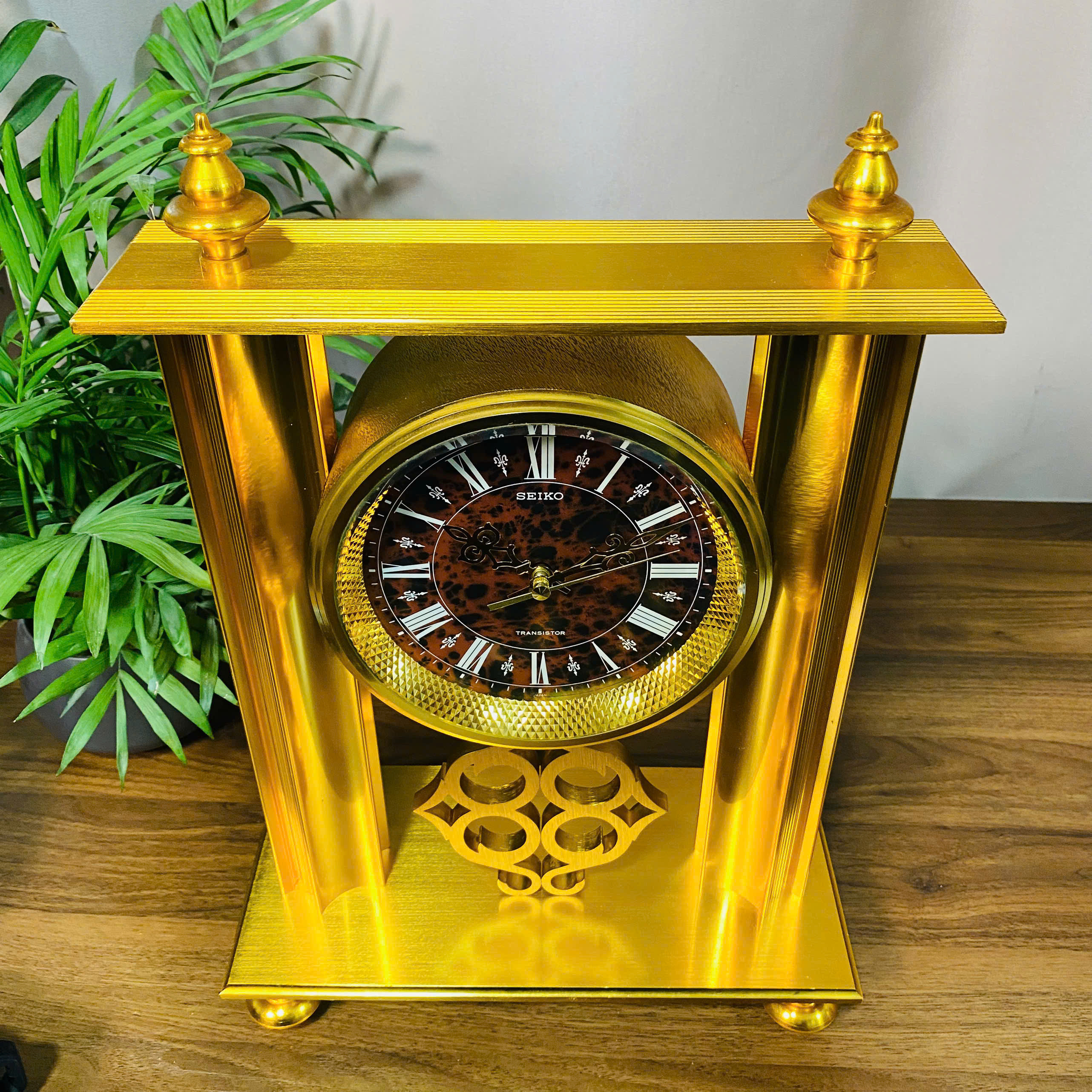 Đồng hồ để bàn Seiko mạ vàng rực rỡ