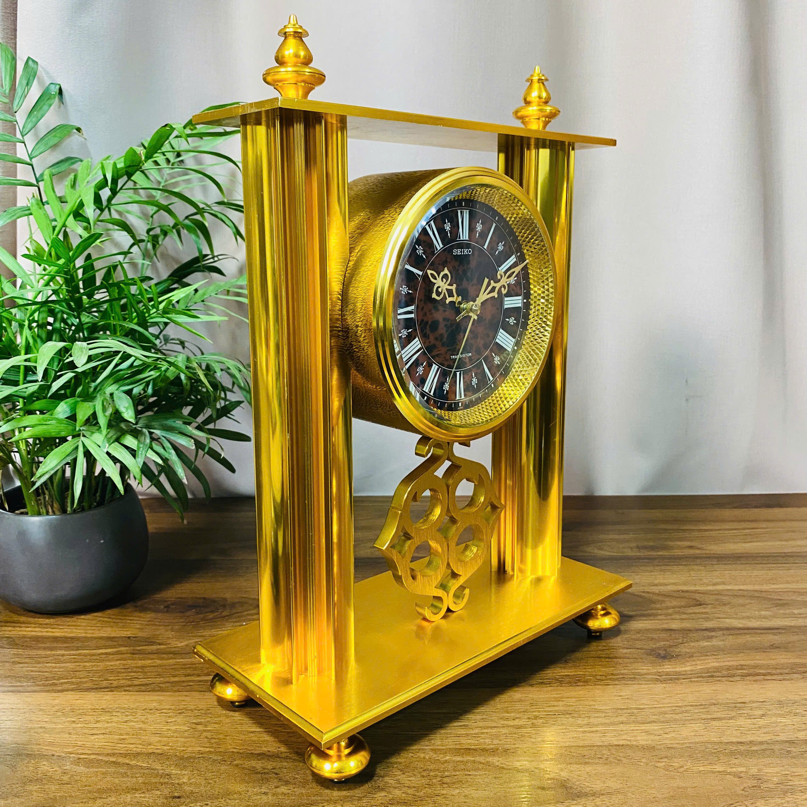 Đồng hồ để bàn Seiko mạ vàng rực rỡ