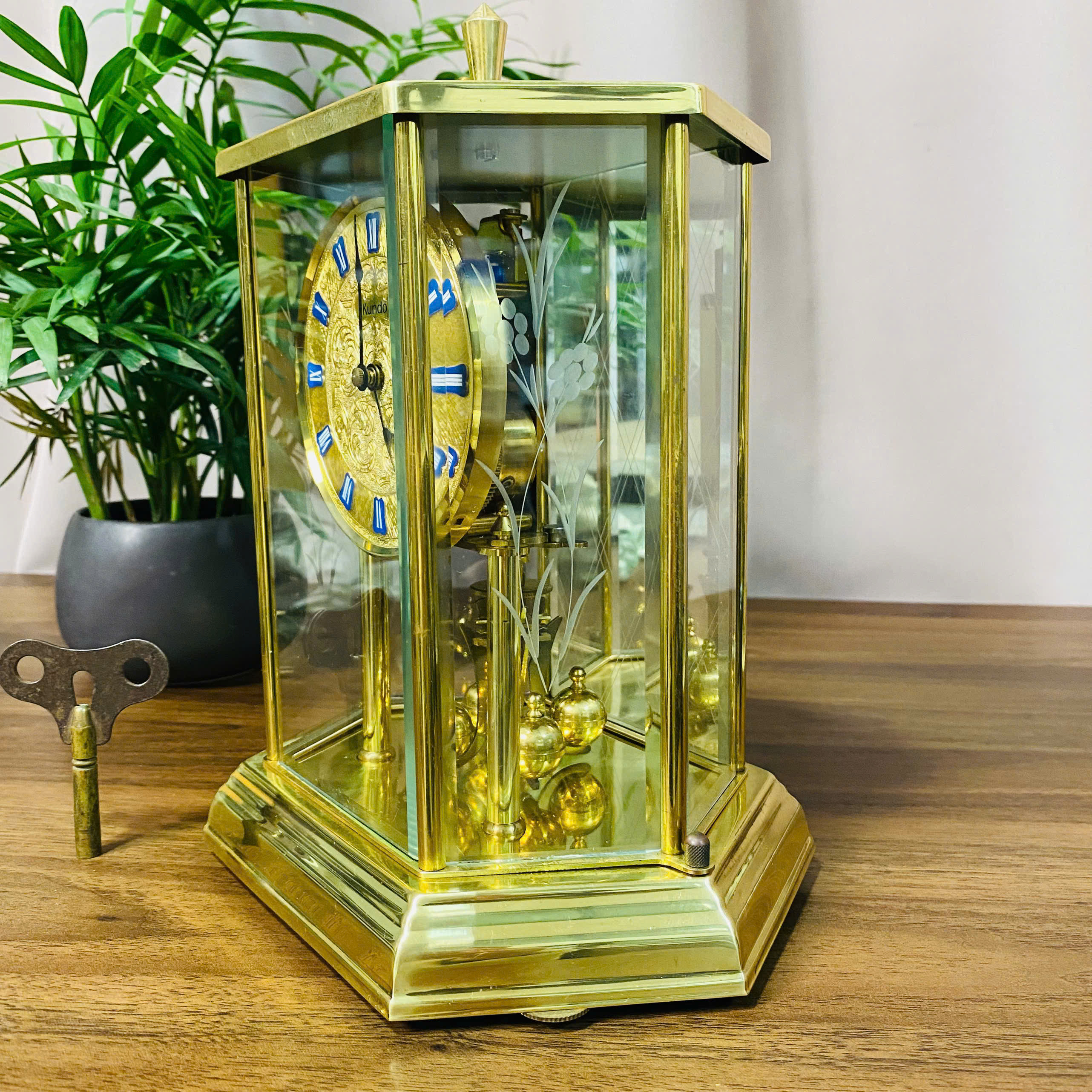 Đồng hồ để bàn lục lăng Kundo máy Đức cót 400 ngày