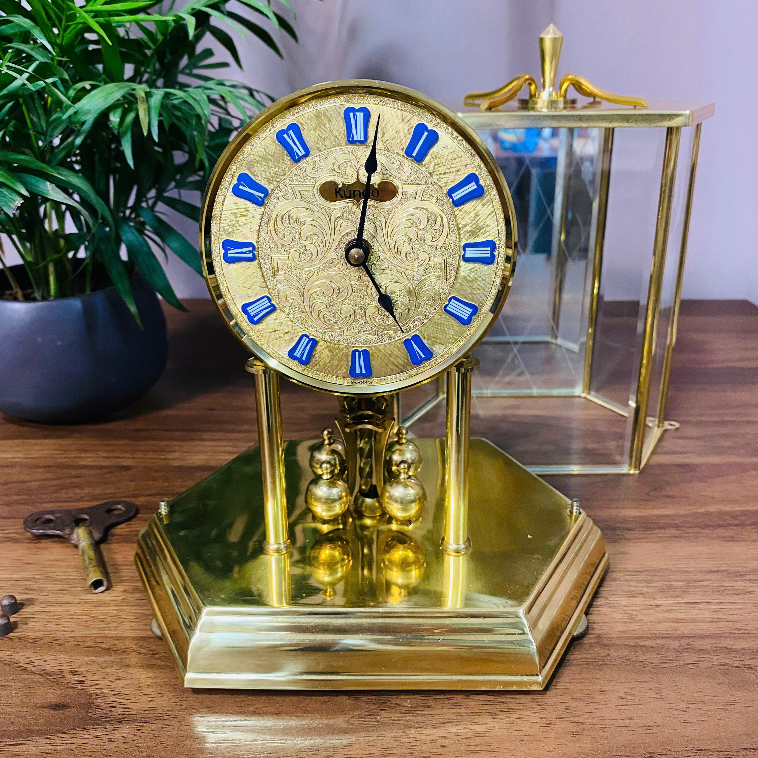 Đồng hồ để bàn lục lăng Kundo máy Đức cót 400 ngày