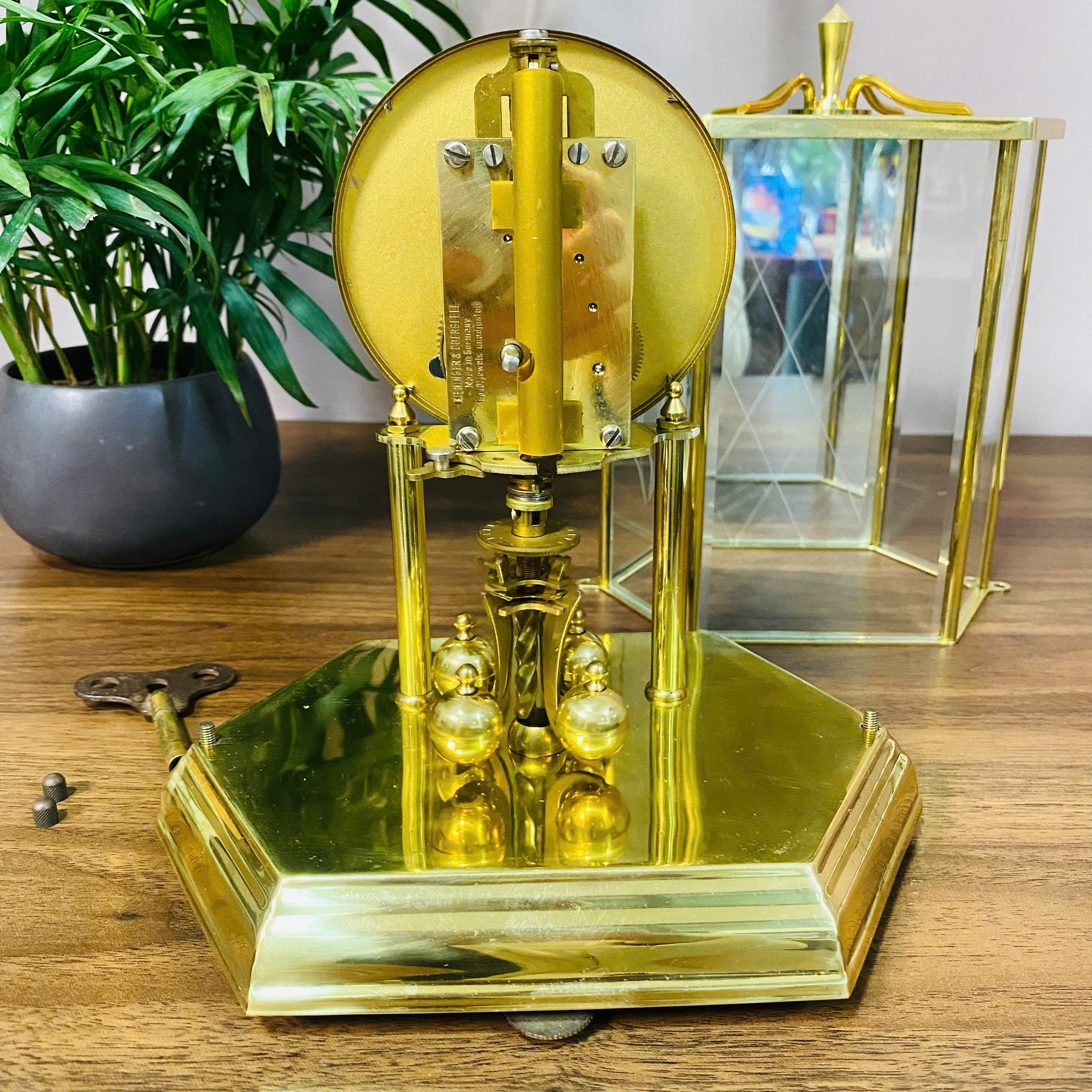 Đồng hồ để bàn lục lăng Kundo máy Đức cót 400 ngày
