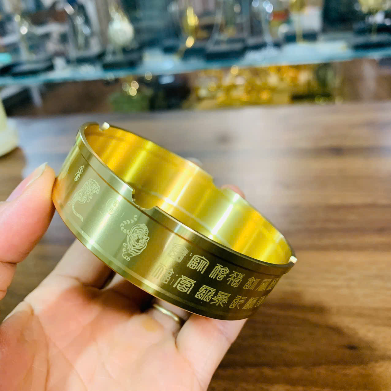 Gạt tàn bằng đồng kèm bút đồng