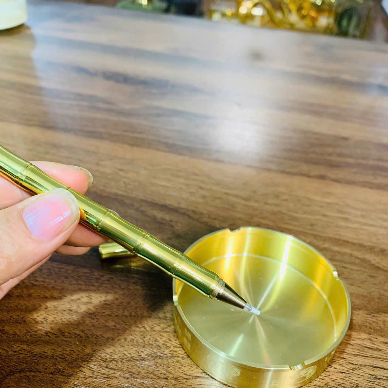 Gạt tàn bằng đồng kèm bút đồng
