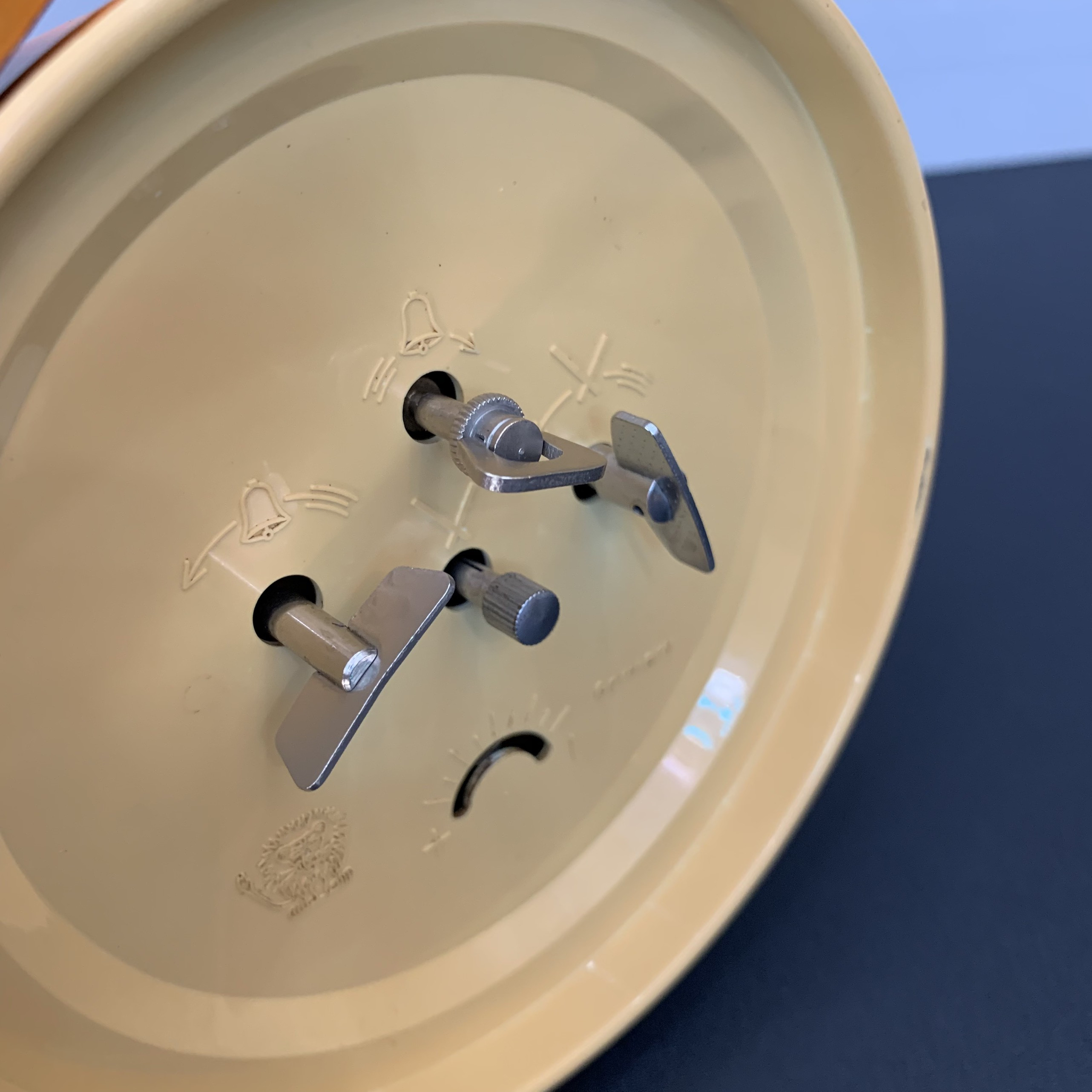 Đồng hồ báo thức Lumen máy Đức